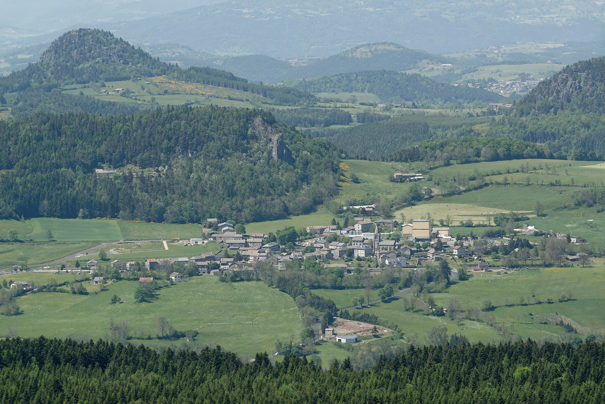 Photo showing: Vue du Suc des Ollières (à gauche) et de la commune d'Araules depuis le sommet du pic du Lizieux à Araules, en Haute-Loire.