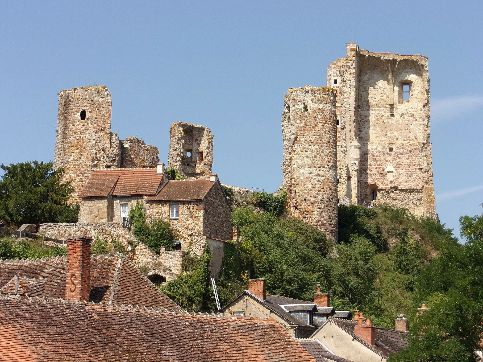 Photo showing: Château d'Hérisson: Château fort du XIème siècle. Au sommet de la colline, il domine le village.