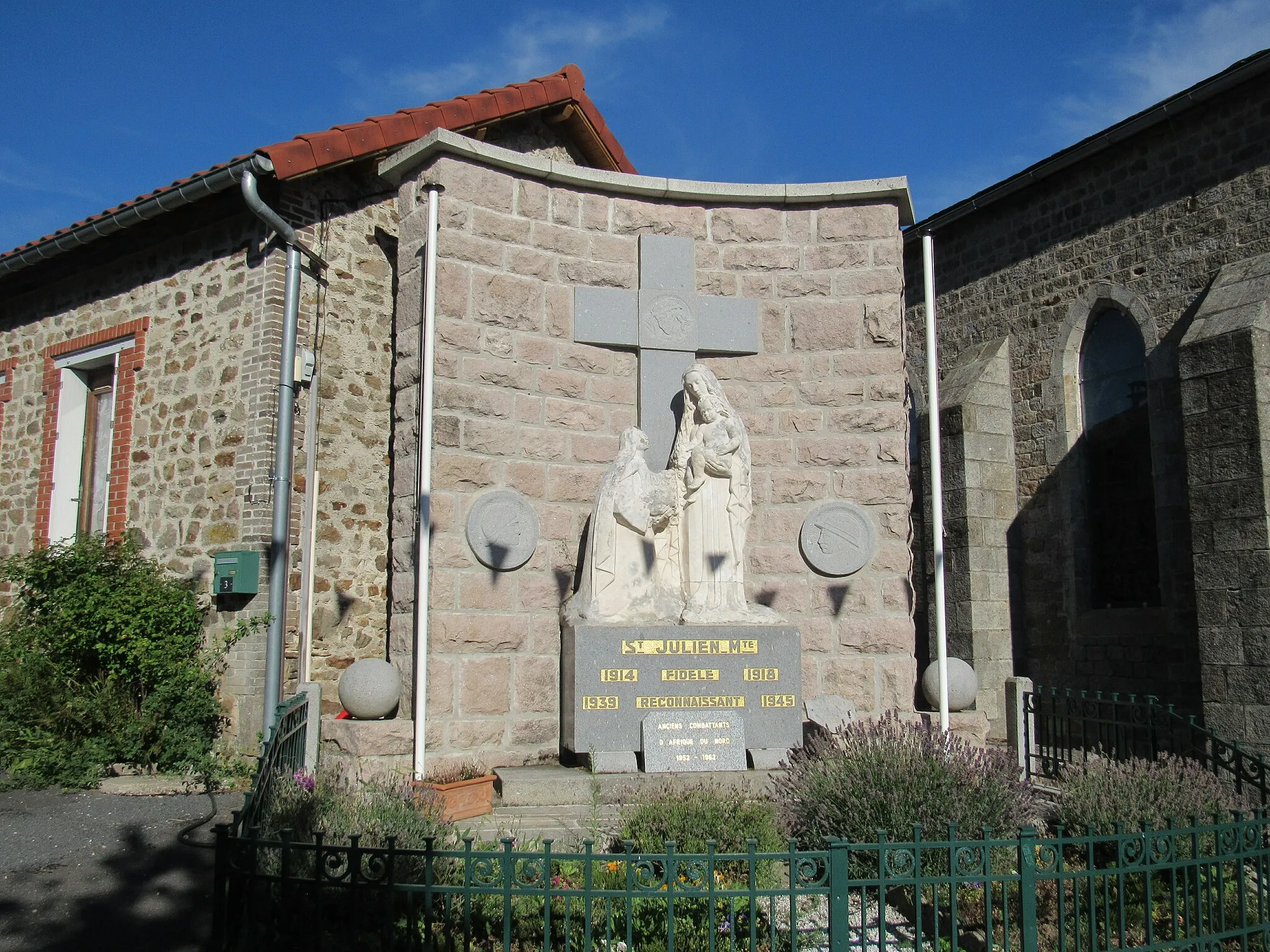 Photo showing: Monument aux morts