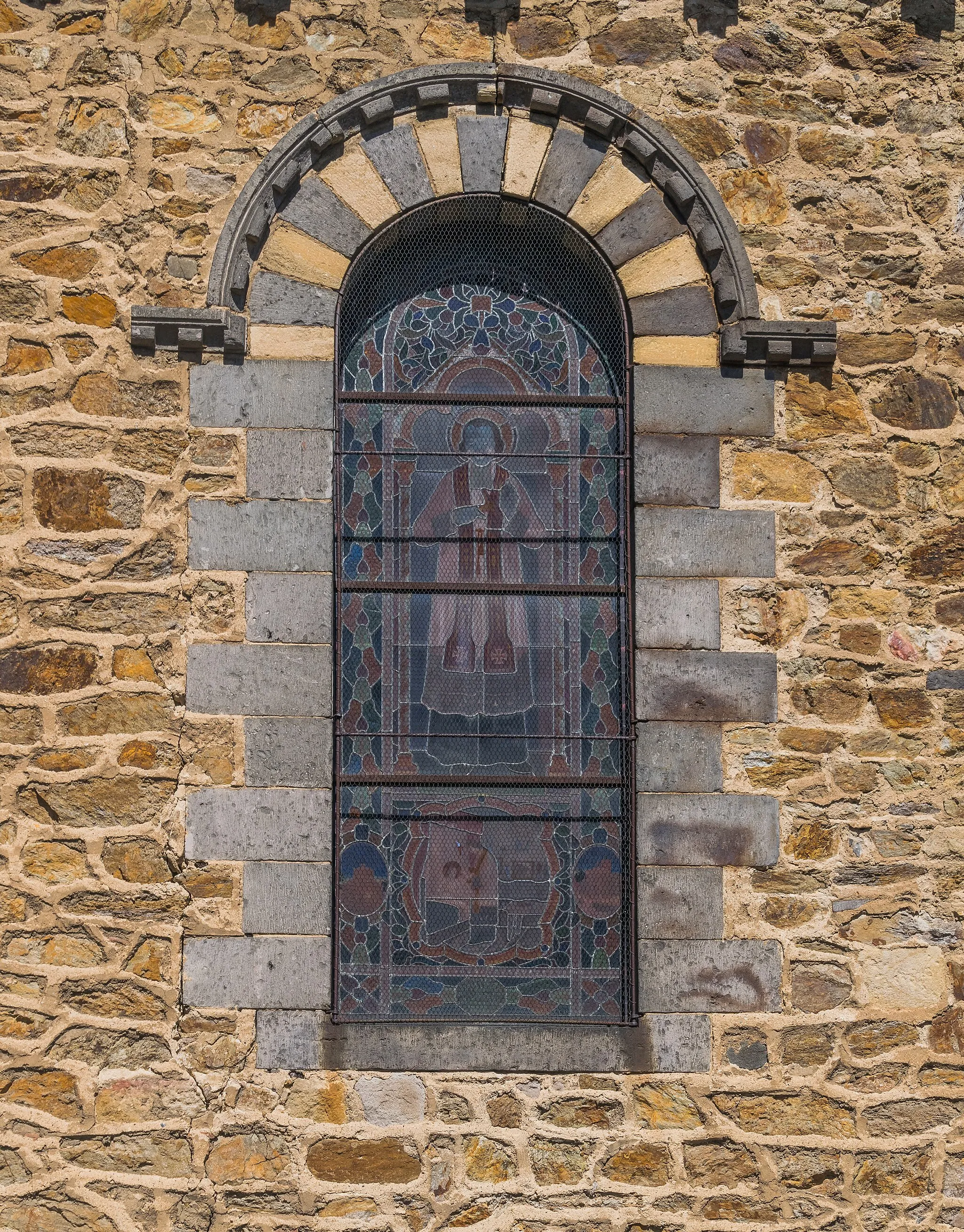 Photo showing: Window of the church in Jumeaux, Puy-de-Dôme, France