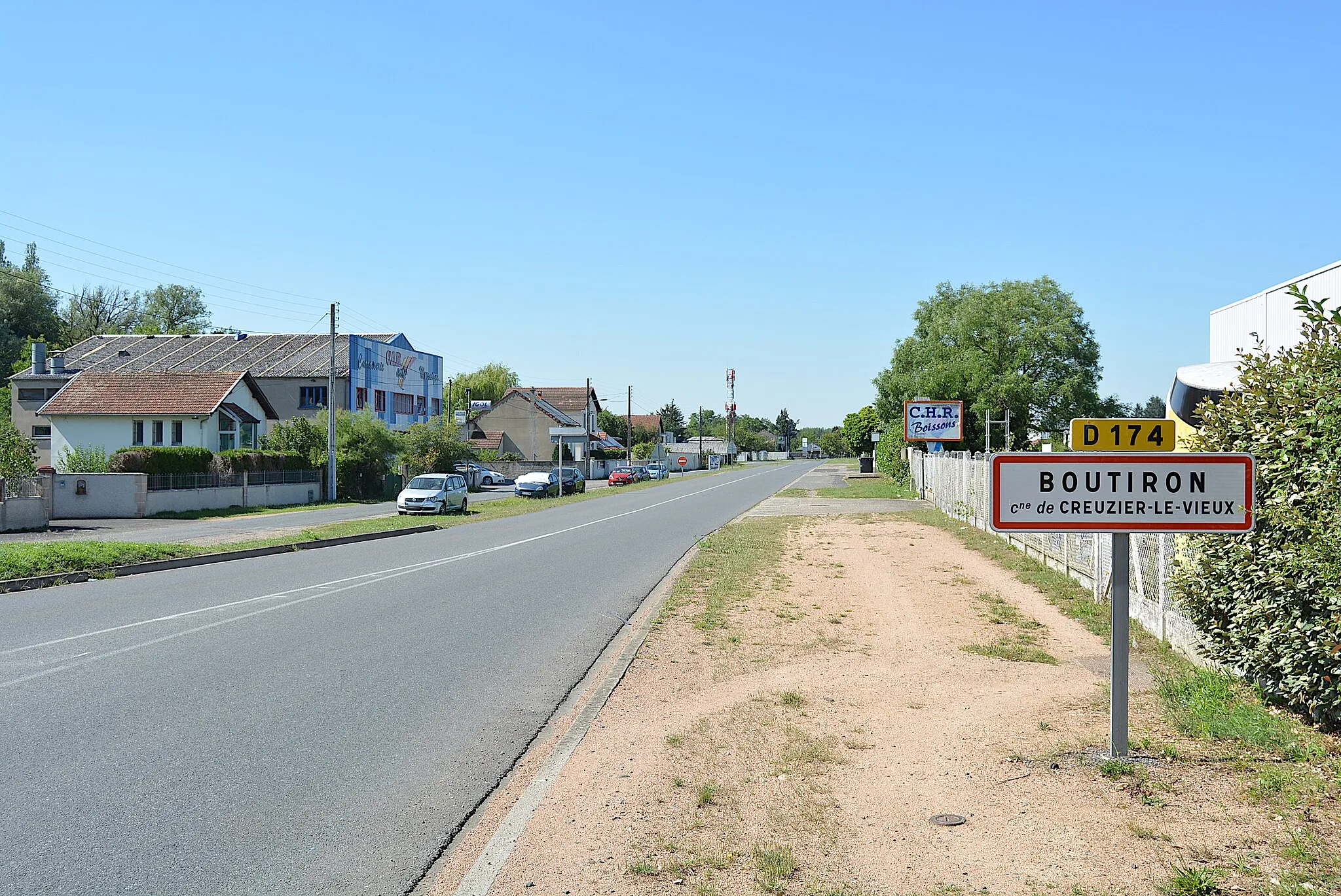 Photo showing: Entrée de Boutiron (commune de Creuzier-le-Vieux) par la route départementale 174 en direction de Vichy. L'agglomération a été créée à la fin de l'année 2019 et les panneaux sont en place depuis décembre de la même année.