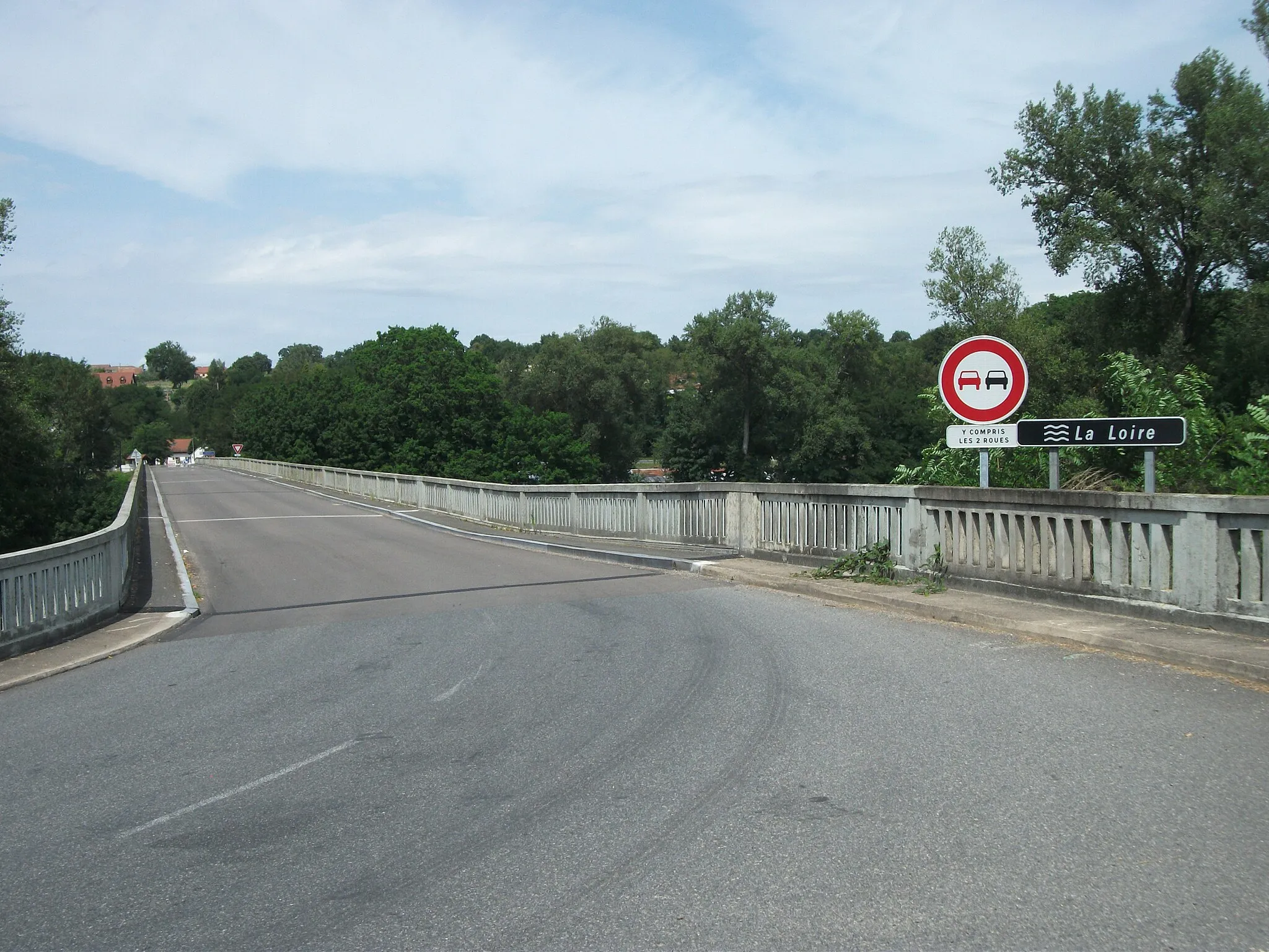 Photo showing: Franchissement de la Loire par la route départementale 480 en direction de la Saône-et-Loire. La route étant empruntée par une voie verte européenne (EuroVelo 6), le dépassement est interdit y compris aux deux roues [14981]