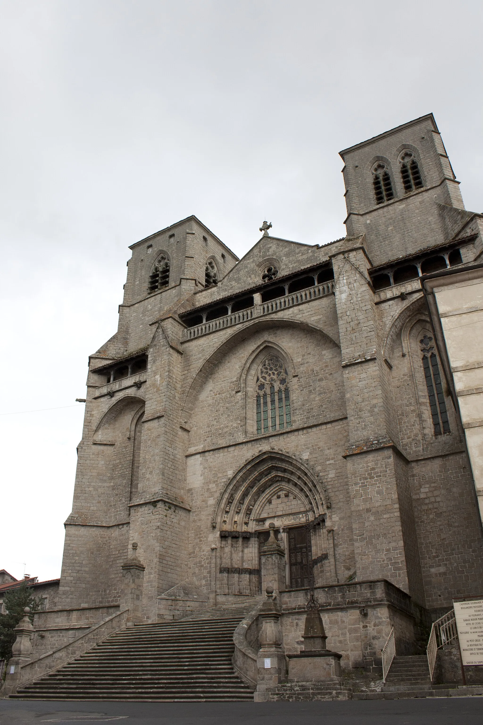 Photo showing: West facade and large degree of the abbey of Saint Robert