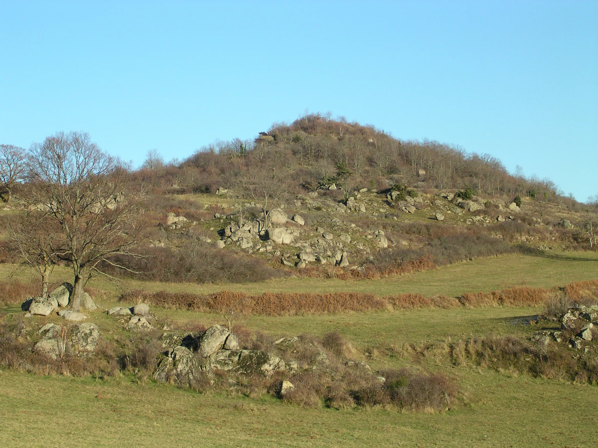 Photo showing: Mont Redon (872 m) near the village of Ponteix (Commune of Aydat, Puy-de-Dôme, France)