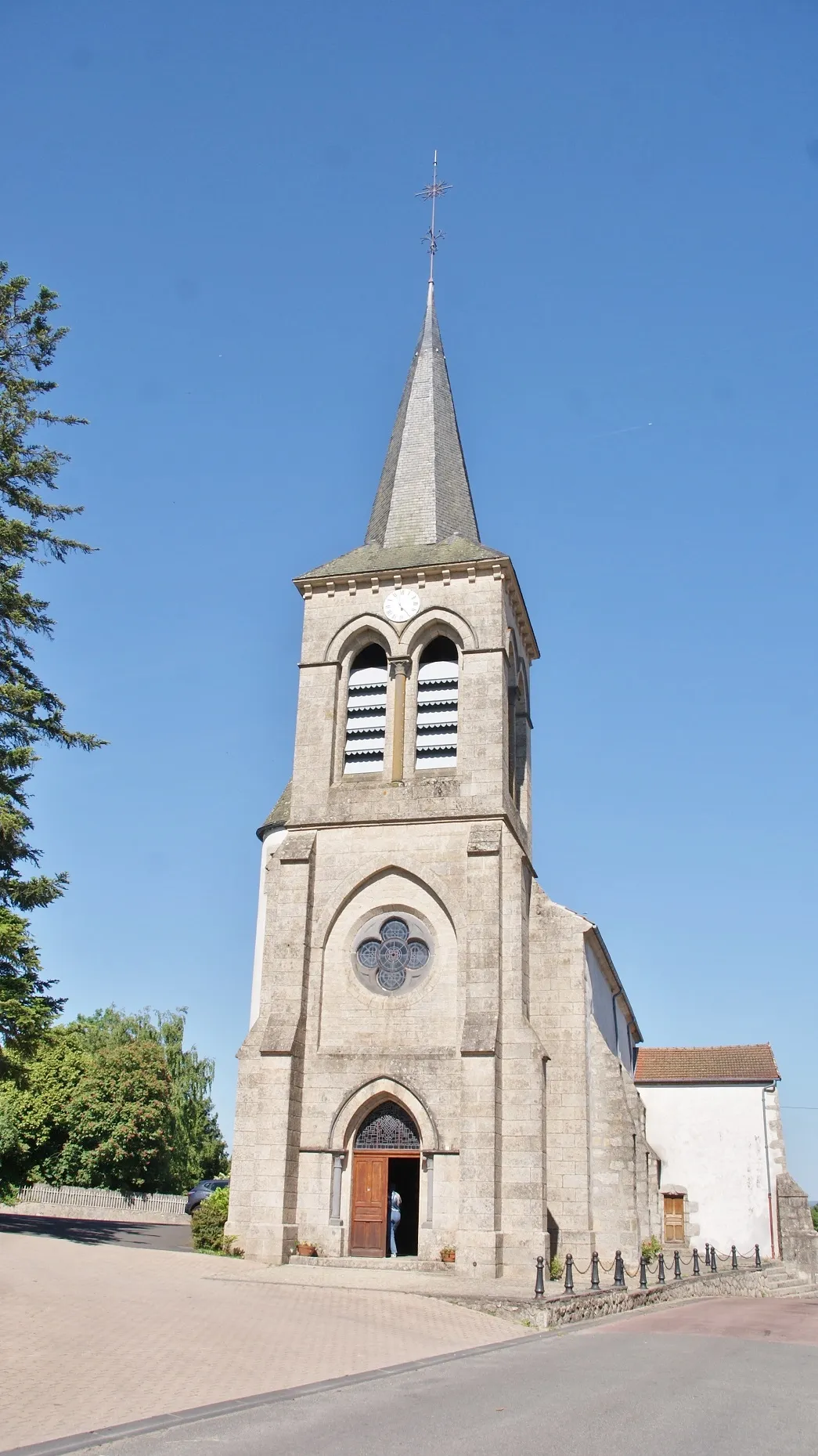 Photo showing: Façade occidentale de l'église Saint-Pardoux de Villosanges (63).