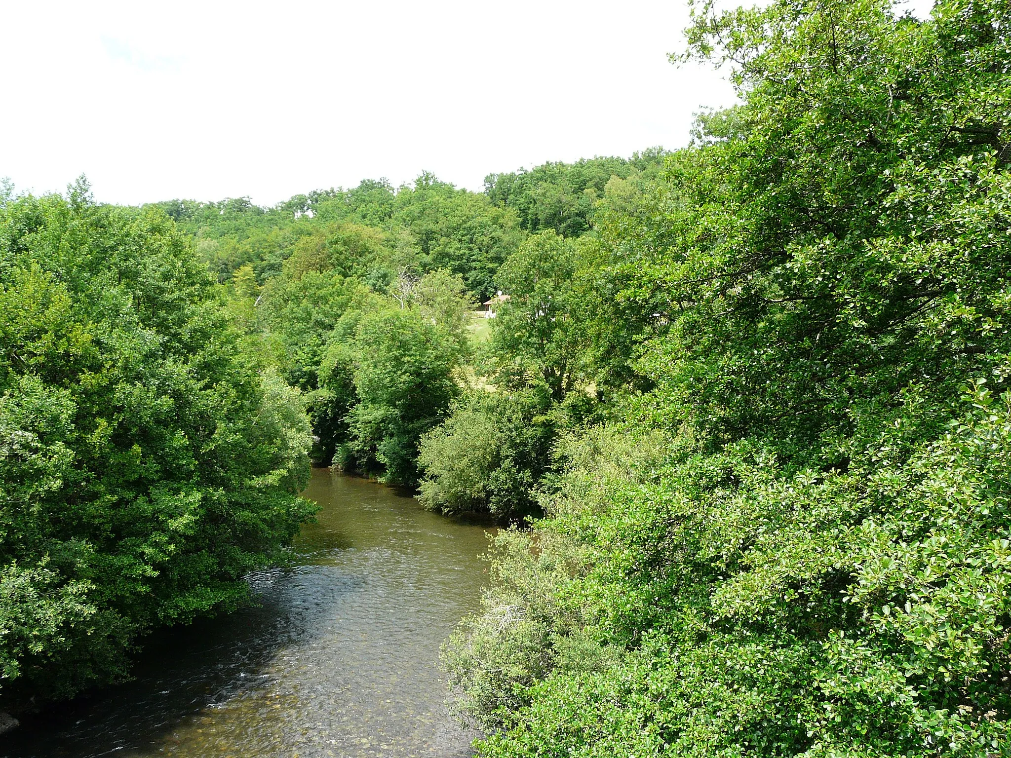 Photo showing: La Cère au Pas du Laurent, Sansac-de-Marmiesse, Cantal, France. Vue prise en direction de l'aval depuis le pont de la route nationale 122.