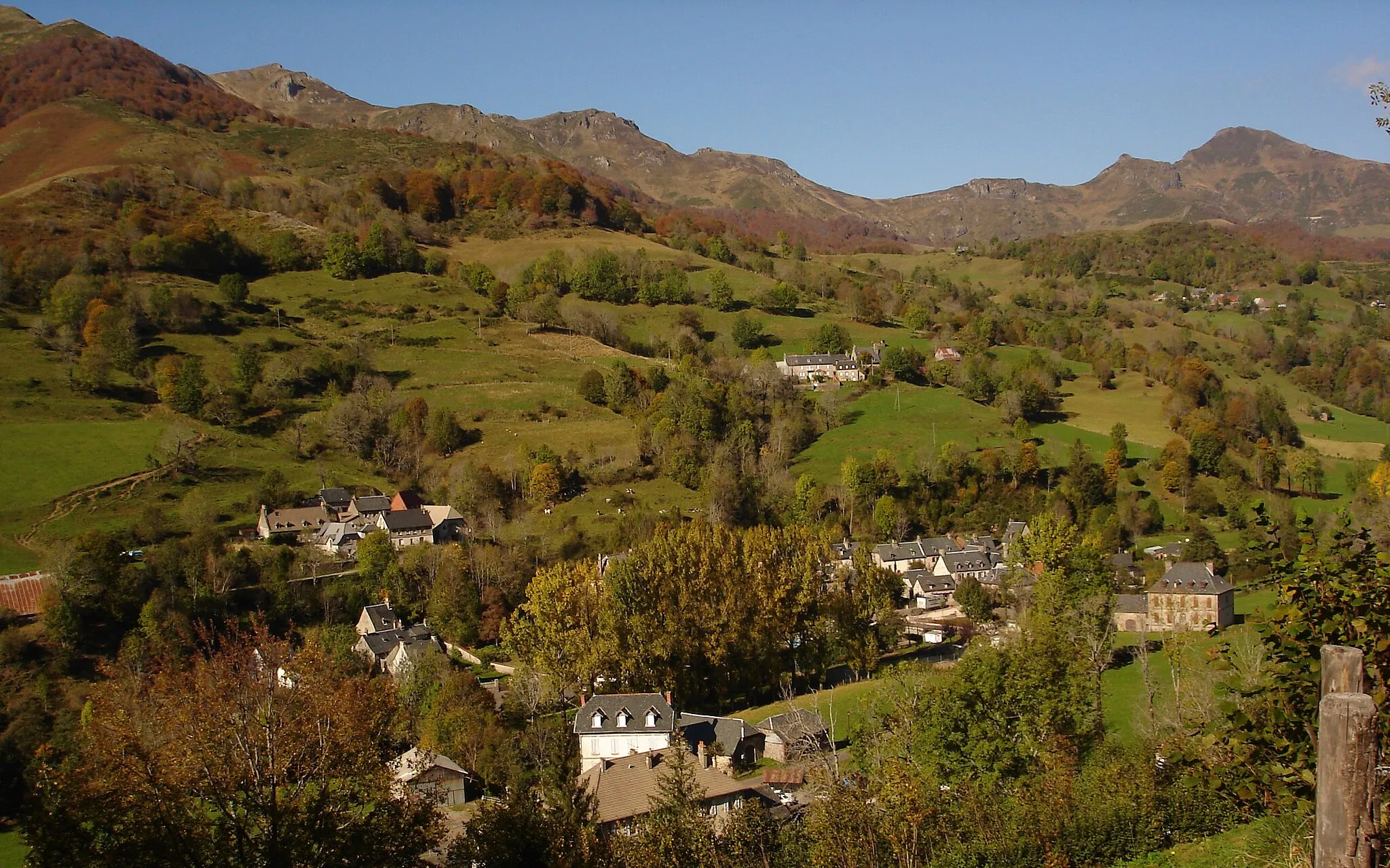 Photo showing: Le Mas, bourg de Mandailles (Cantal), la maison de Cheylus, les écoles, et les villages de : Bardugué, Massoubro et Louradou. Au loin Rudez, mais également le Puy Mary.