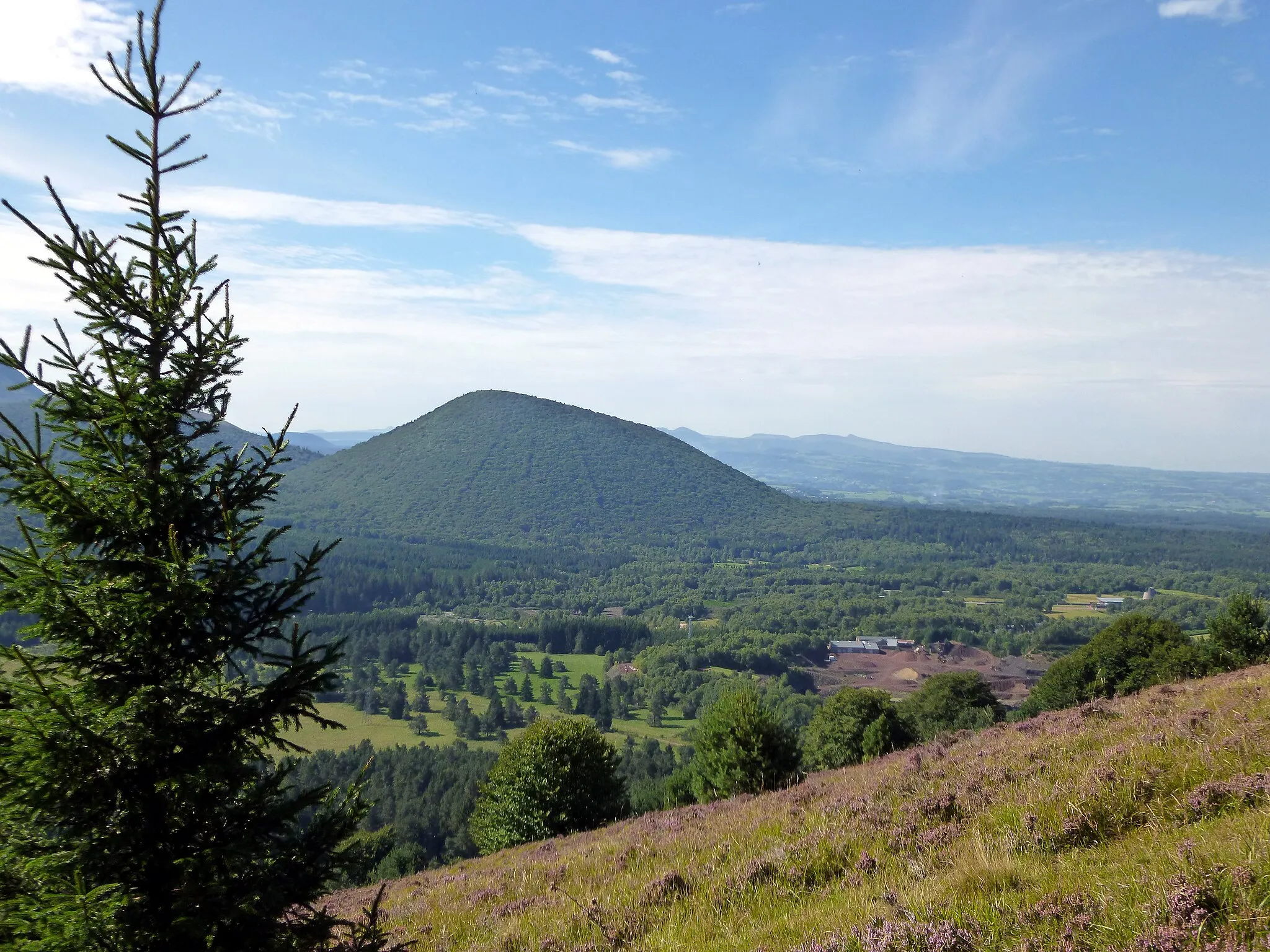 Photo showing: Du Puy des Gouttes (1 134m), une vue sur le Puy de Côme (1 253m).