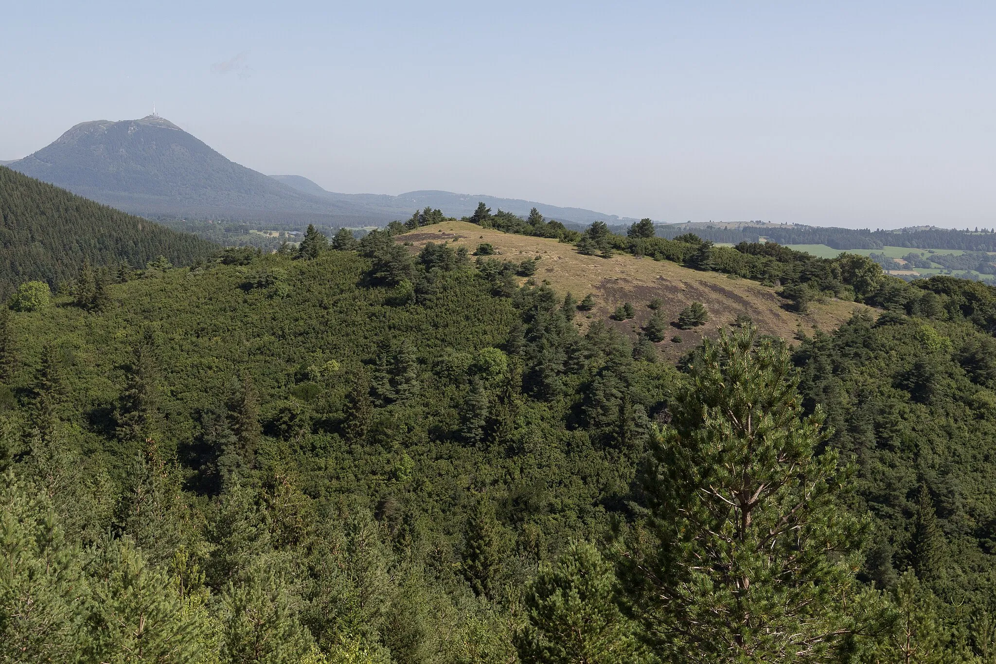 Photo showing: Le puy de la Mey à Saint-Genès-Champanelle vu du sommet du puy de la Vache. En arrière-plan, sur la gauche, le puy de Dôme.