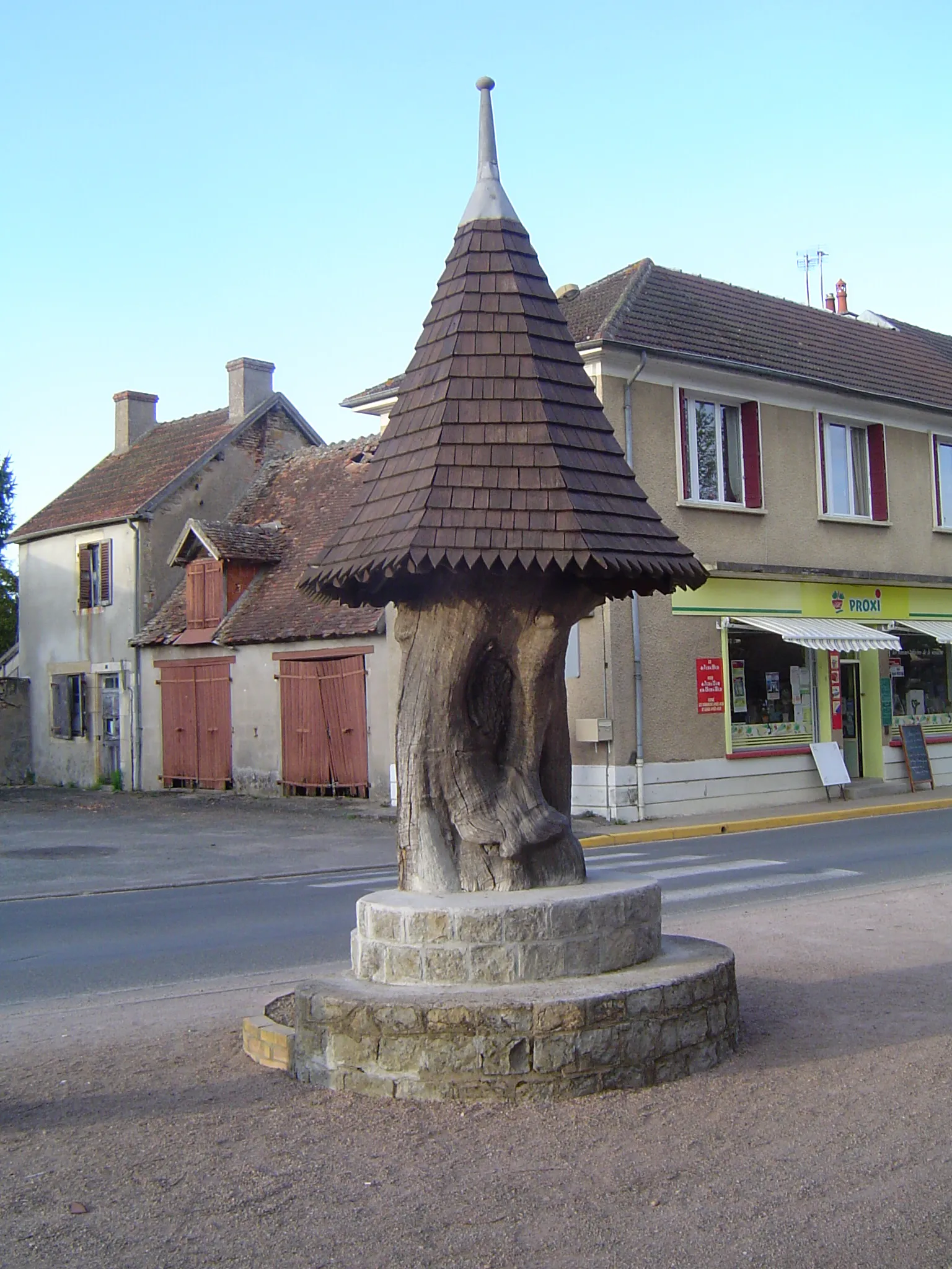 Photo showing: Gannay-sur-Loire (place de l'église)