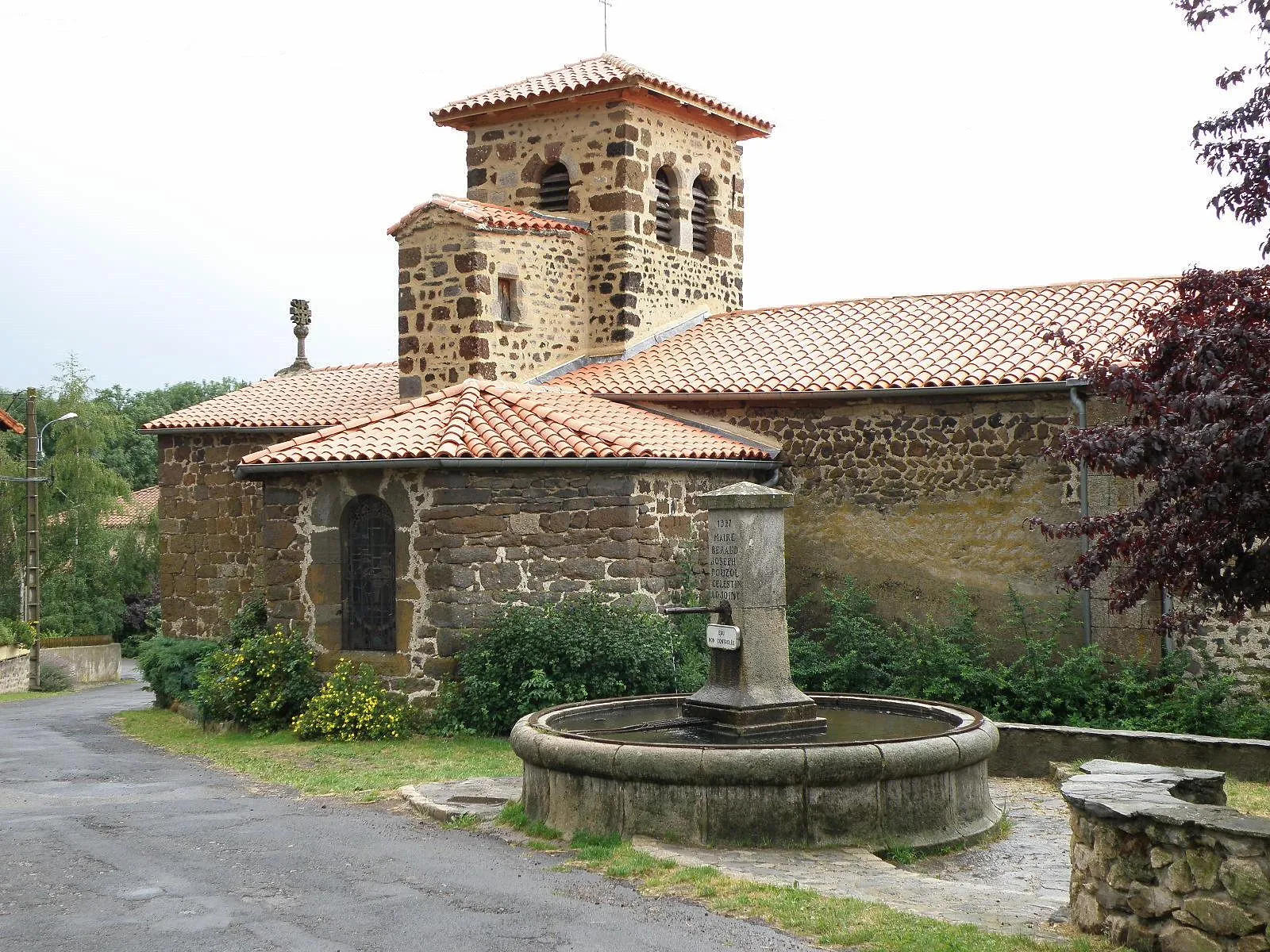 Photo showing: Saint-Geneys-près-Saint-Paulien, dép. de Haute-Loire, France (Auvergne). Église romane Saint-Barthélemy, face nord (choeur à gauche).