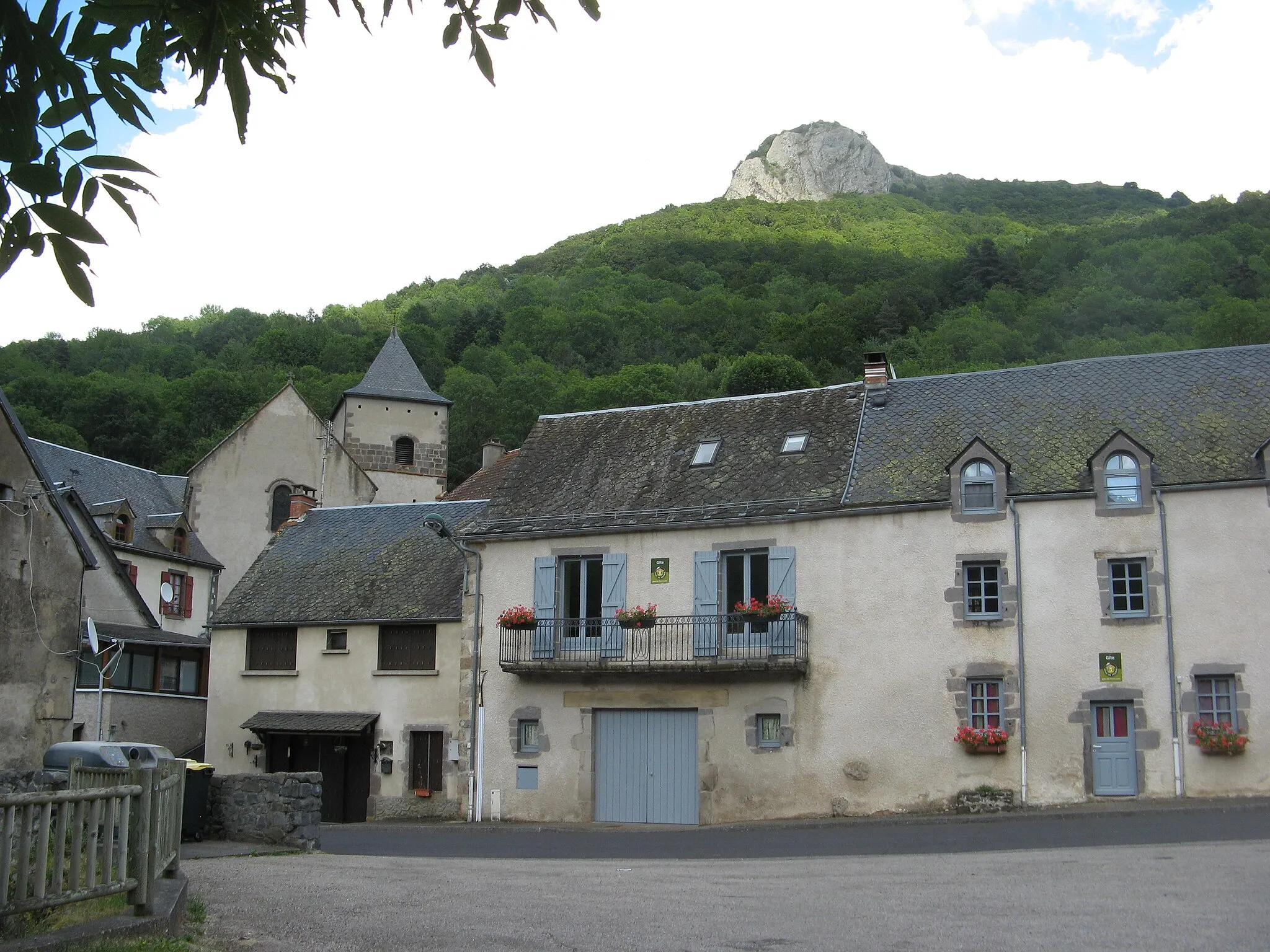 Photo showing: Valbeleix dominé par la roche Nité.