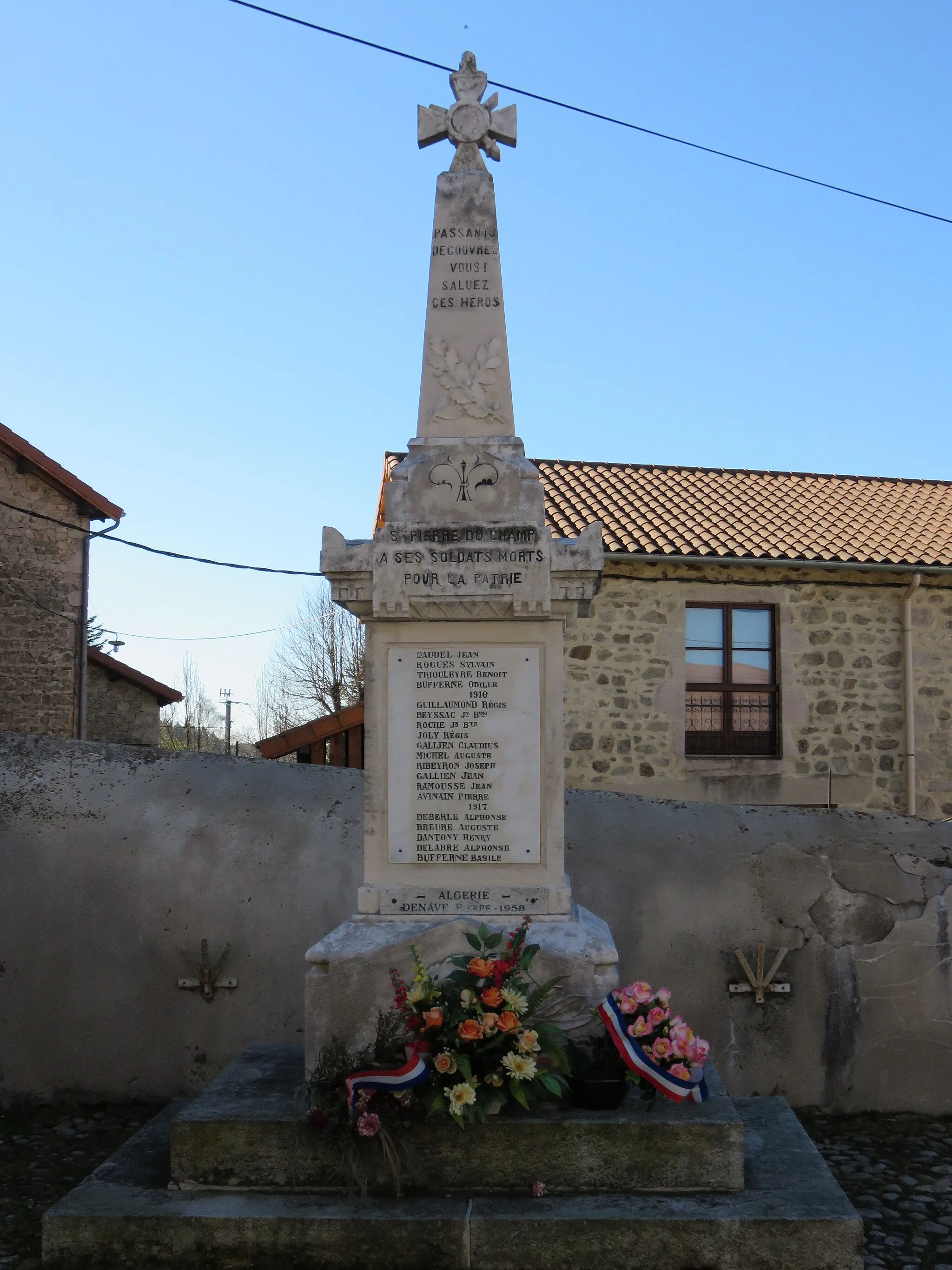 Photo showing: Monument aux morts de Saint-Pierre-du-Champ, dans la Haute-Loire.