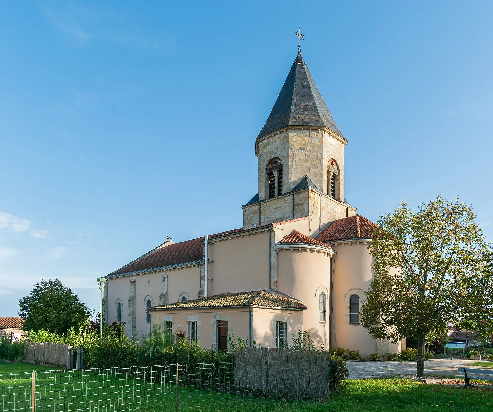 Photo showing: Translation of Saint Martin church in Crevant-Laveine, Puy-de-Dôme, France