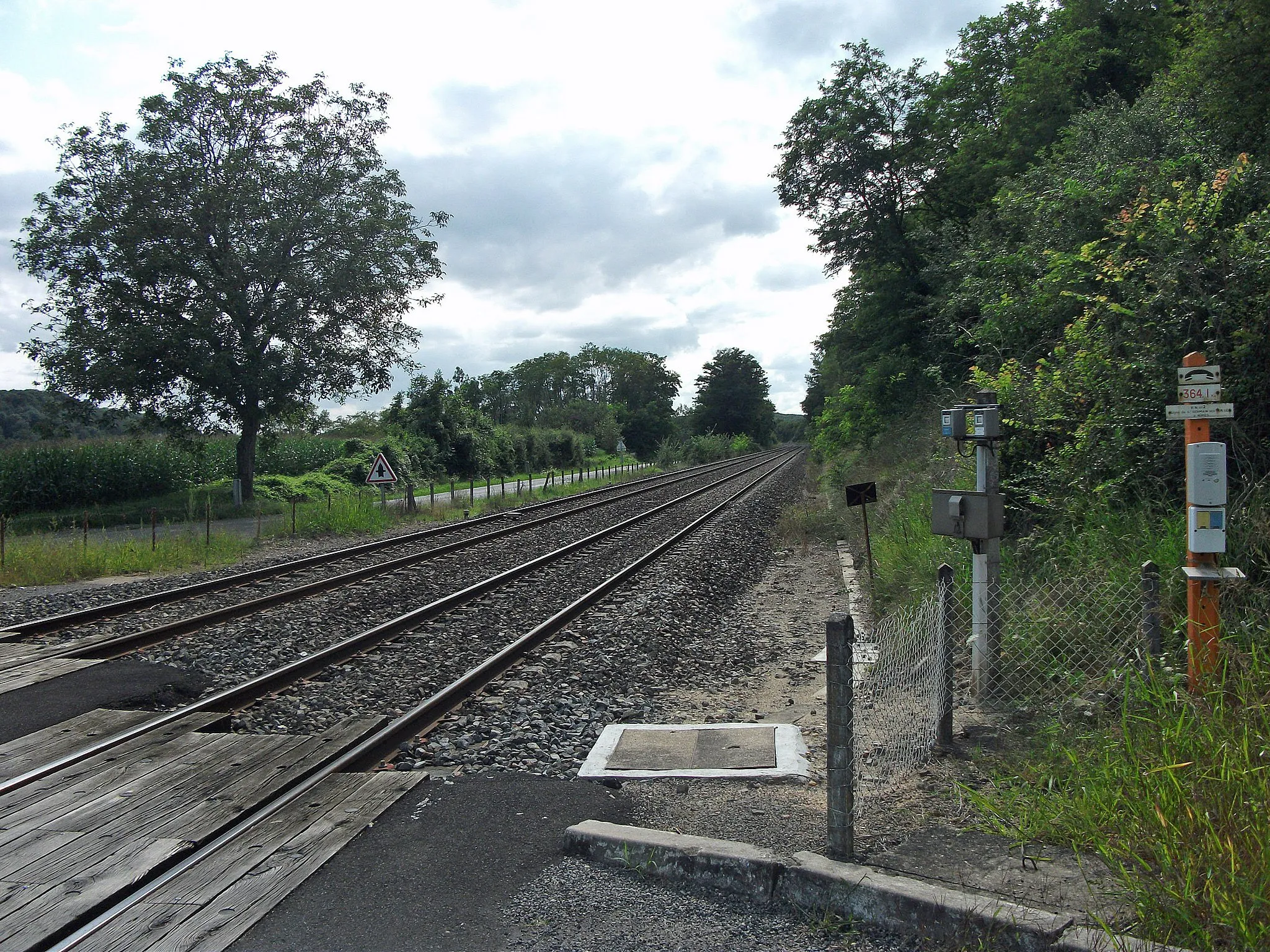 Photo showing: PN 2 de la ligne de Saint-Germain-des-Fossés à Nîmes, coupant la D 279 - Commune de Vendat - Vue en direction de Gannat.