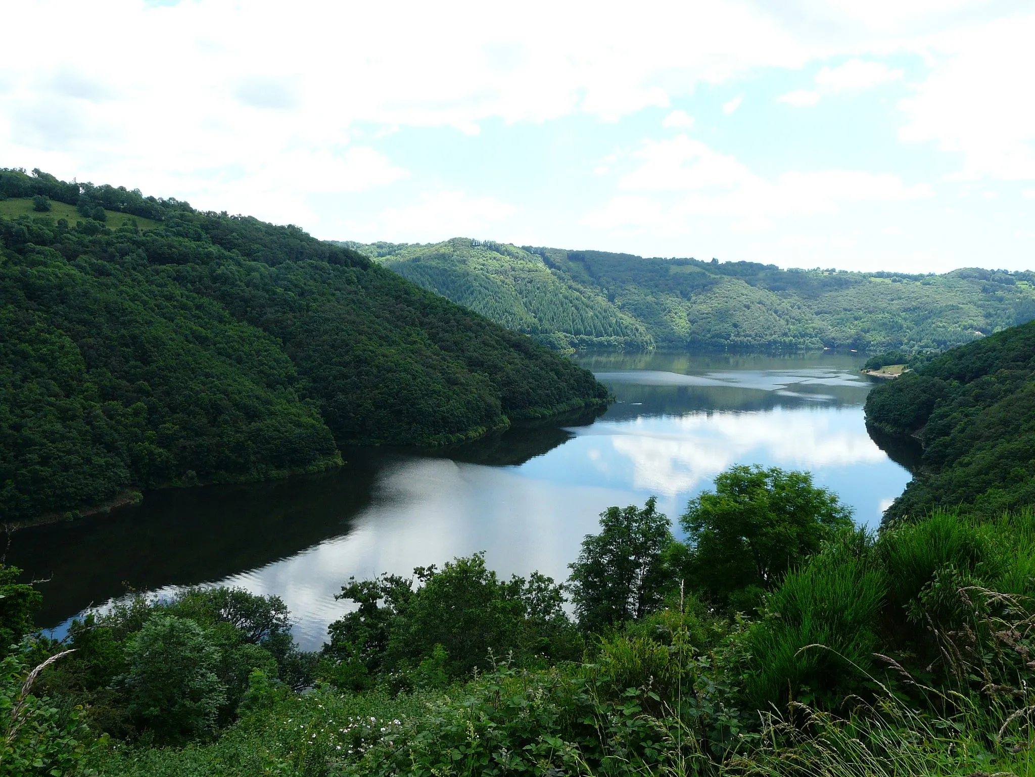 Photo showing: Le lac de retenue du barrage de Sarrans, gorges de la Truyère vues depuis la route départementale 34, commune de Paulhenc, Cantal, France.