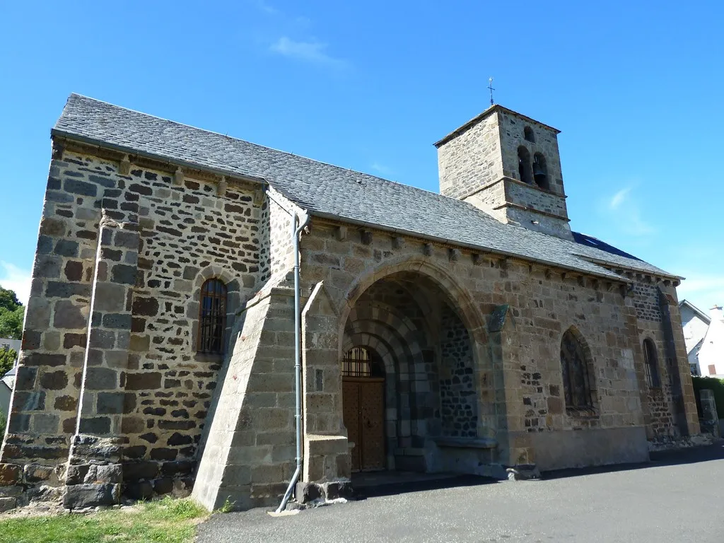 Photo showing: Église du village de Vèze, Cantal, France