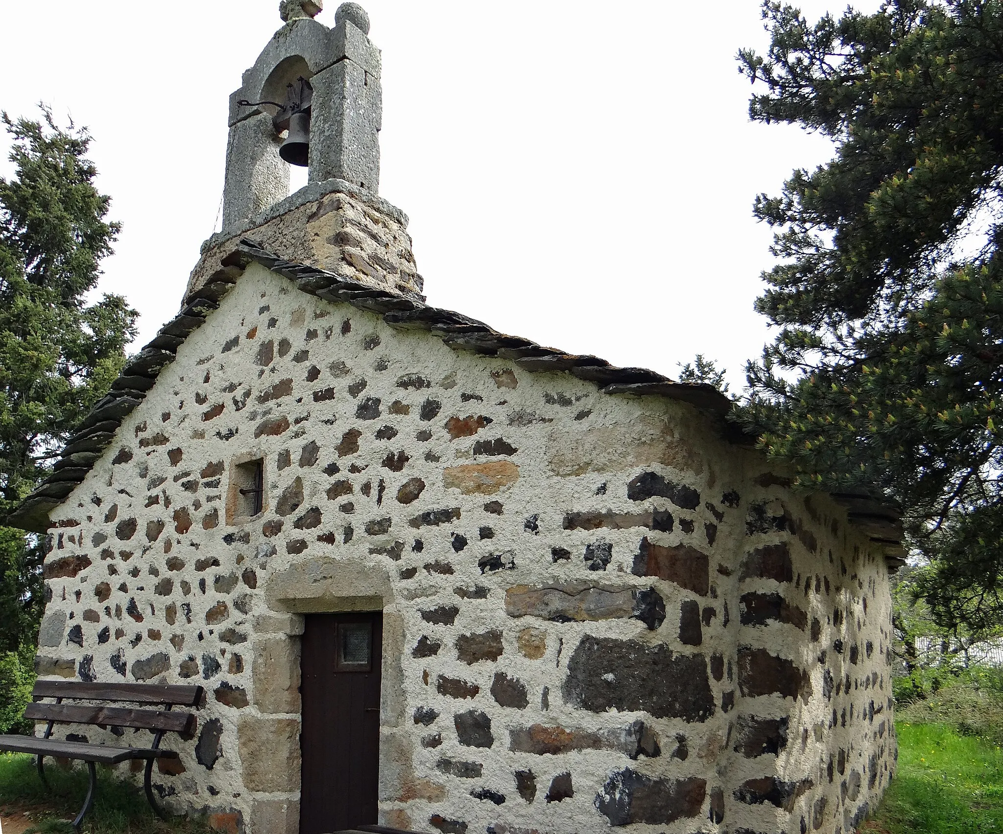 Photo showing: Saint-Julien-Chapteuil - Chapelle de la Chapelette - Façade et cloche