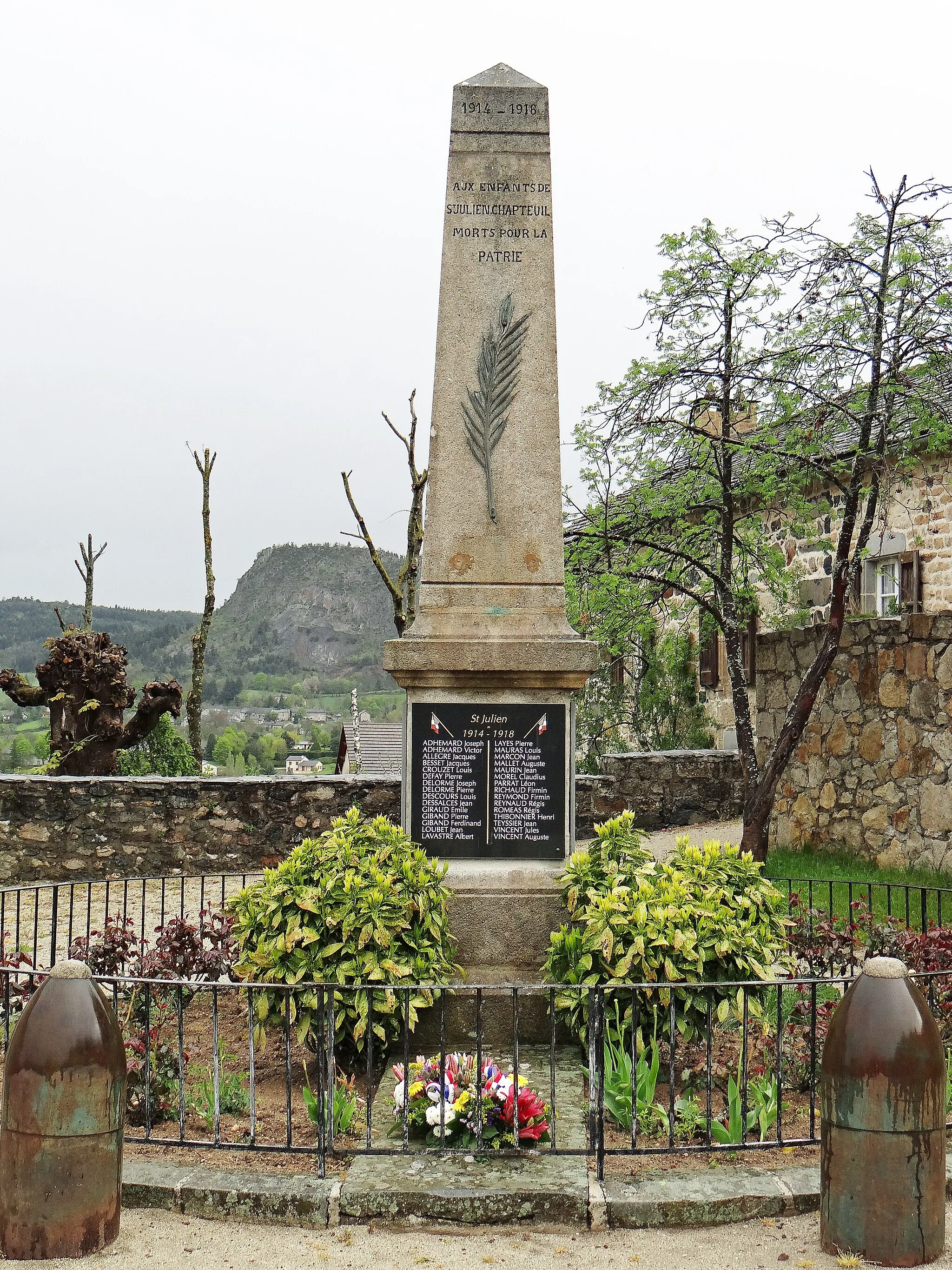 Photo showing: Saint-Julien-Chapteuil - Monument aux morts