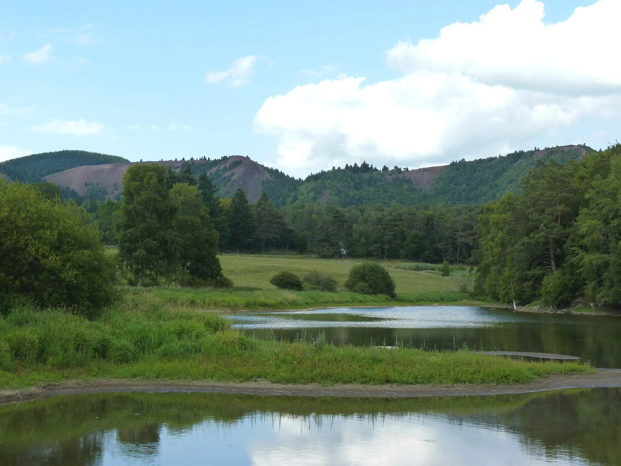 Photo showing: Depuis l'étang de Montlosier, une vue sur le Puy de la Vache (1 167m) à droite et du Puy de Lassolas (1 182m) à gauche.