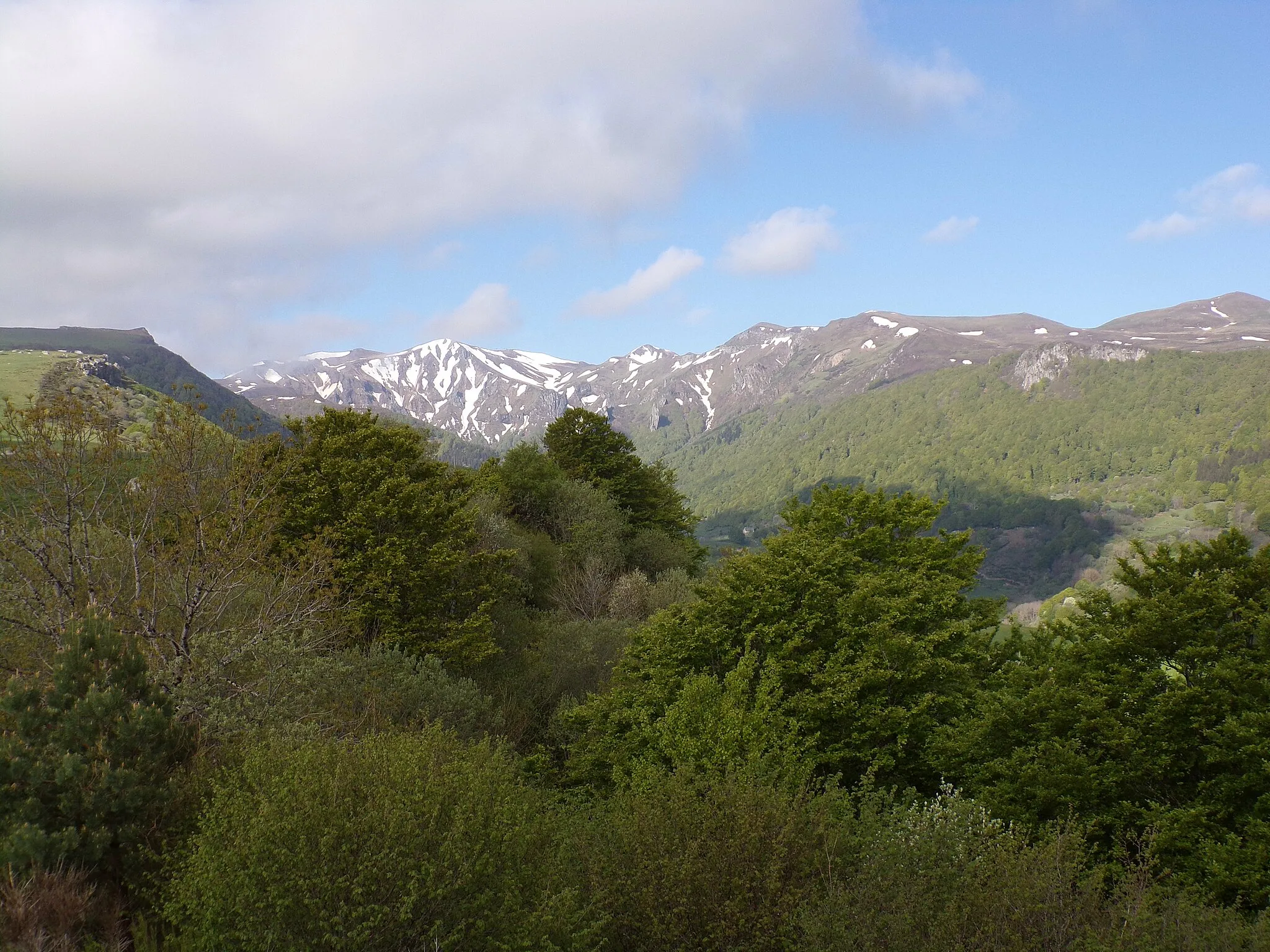 Photo showing: Cette photo à été prise non-loin du Puy de Champgoudreix et donne sur la vallée de Chaudefour ainsi qu'une vue sur le Puy de Ferrand et de la Perdrix.