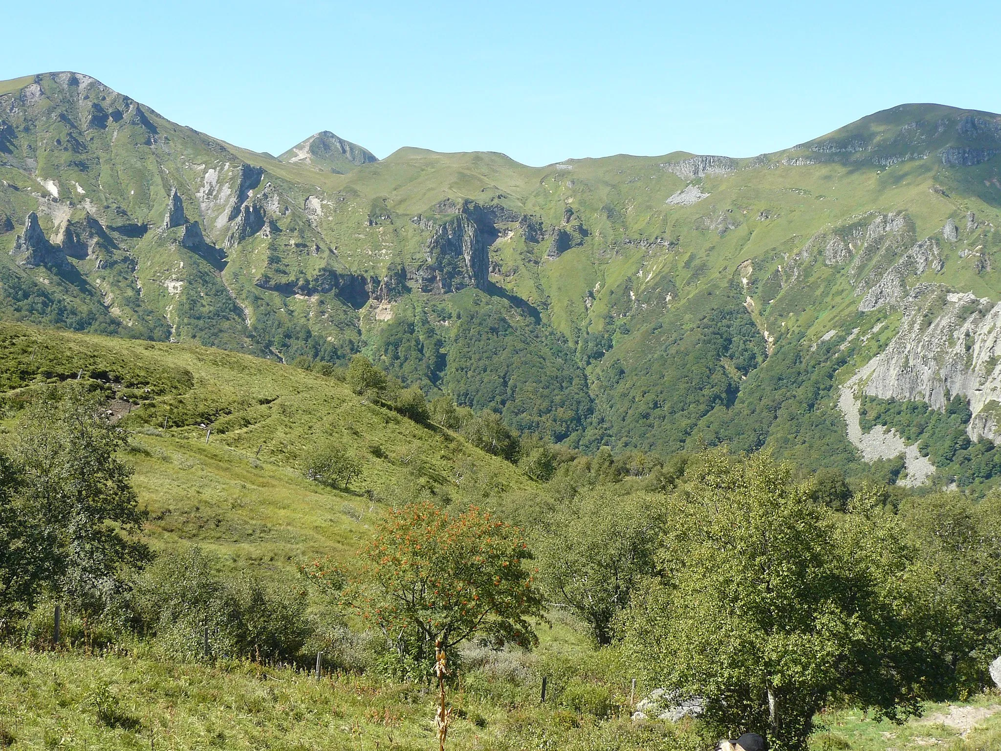 Photo showing: Réserve naturelle de la vallée de Chaudefour dans le Massif du Sancy Vue depuis les hauteurs de la réserve sur le Puy Ferrand (à l'extrême gauche) et le Puy de Sancy un peu à droite de celui-ci, à l'arrière-plan.