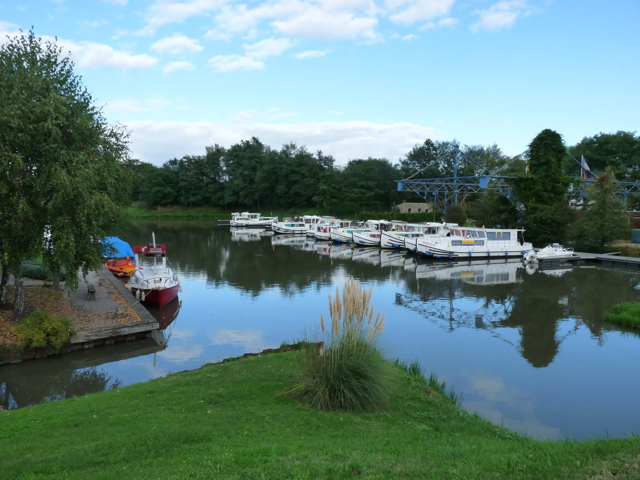 Photo showing: Dompierre-sur-Besbre, Frankreich; Hafenbecken am Stichkanal von Dompierre zum Loire-Seitenkanal