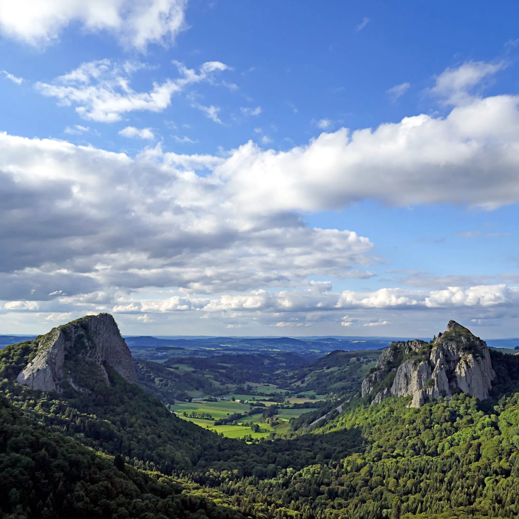 Photo showing: Roches Tuilière et Sanadoire, Monts Dore