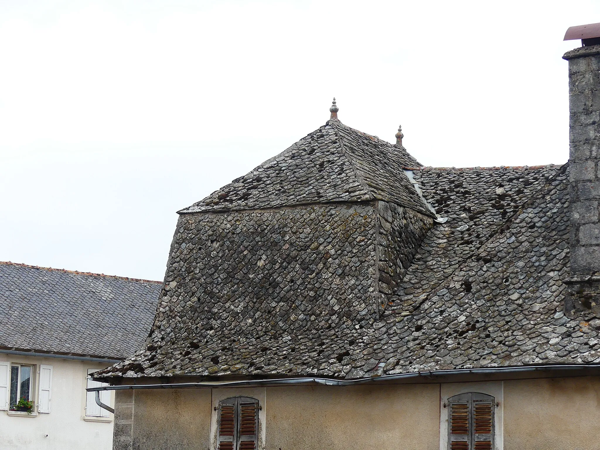 Photo showing: Toit d'un bâtiment dans le bourg de Lafeuillade-en-Vézie, Cantal, France.
