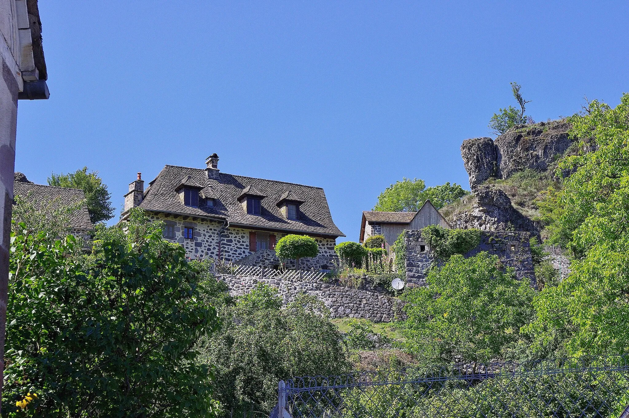 Photo showing: Carlat est un petit village situé dans le bassin d'Aurillac, près de Vic-sur-Cère. Le "rocher de Carlat" est le reste d'une coulée de lave.