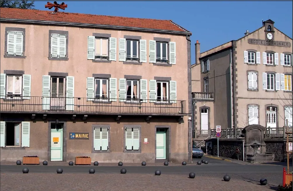 Photo showing: Town hall and school of Mozac (Puy-de-Dôme, France).