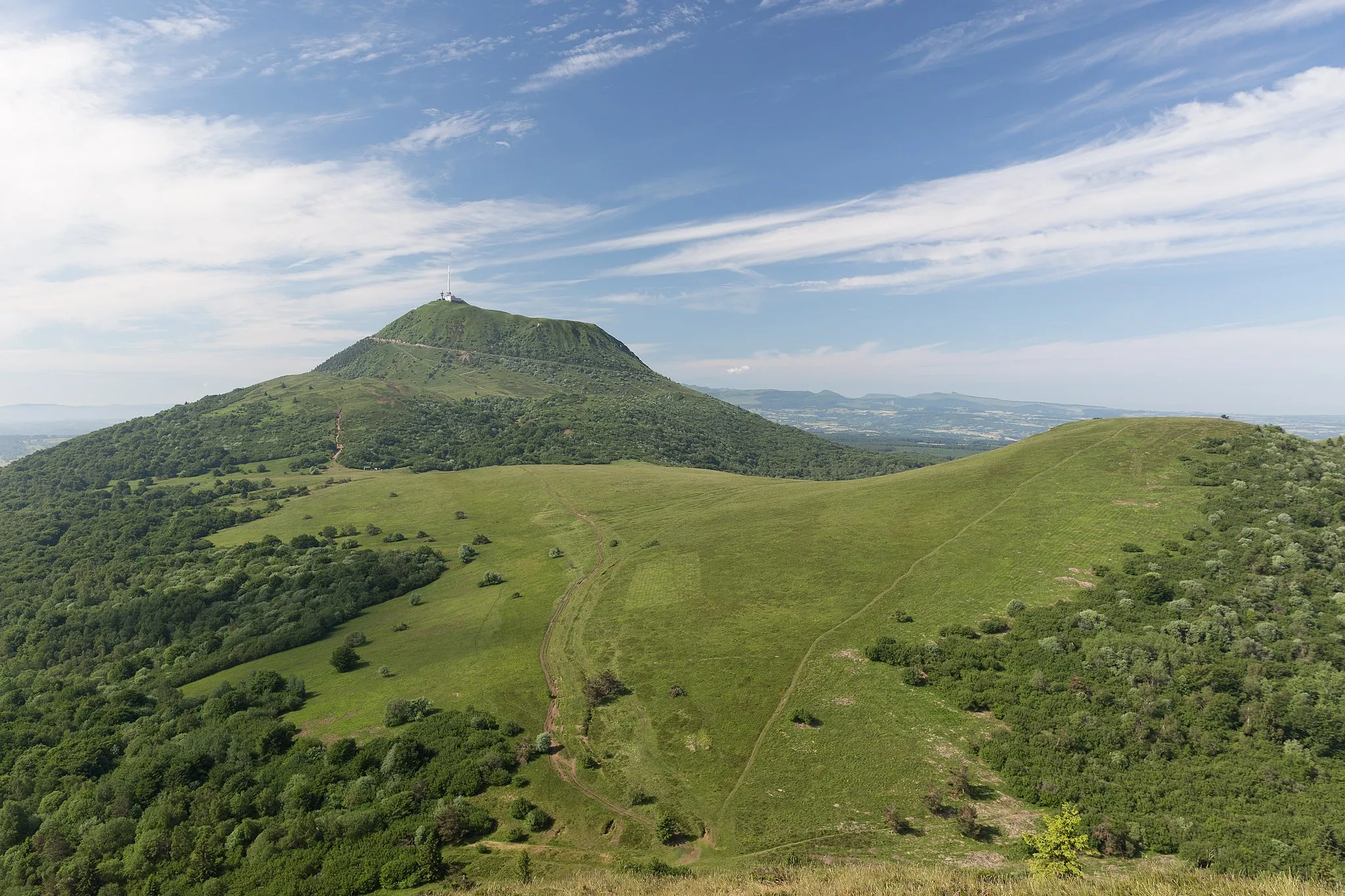 Photo showing: Northern slope of the puy de Dôme seen from the puy Pariou in Auvergne, France.