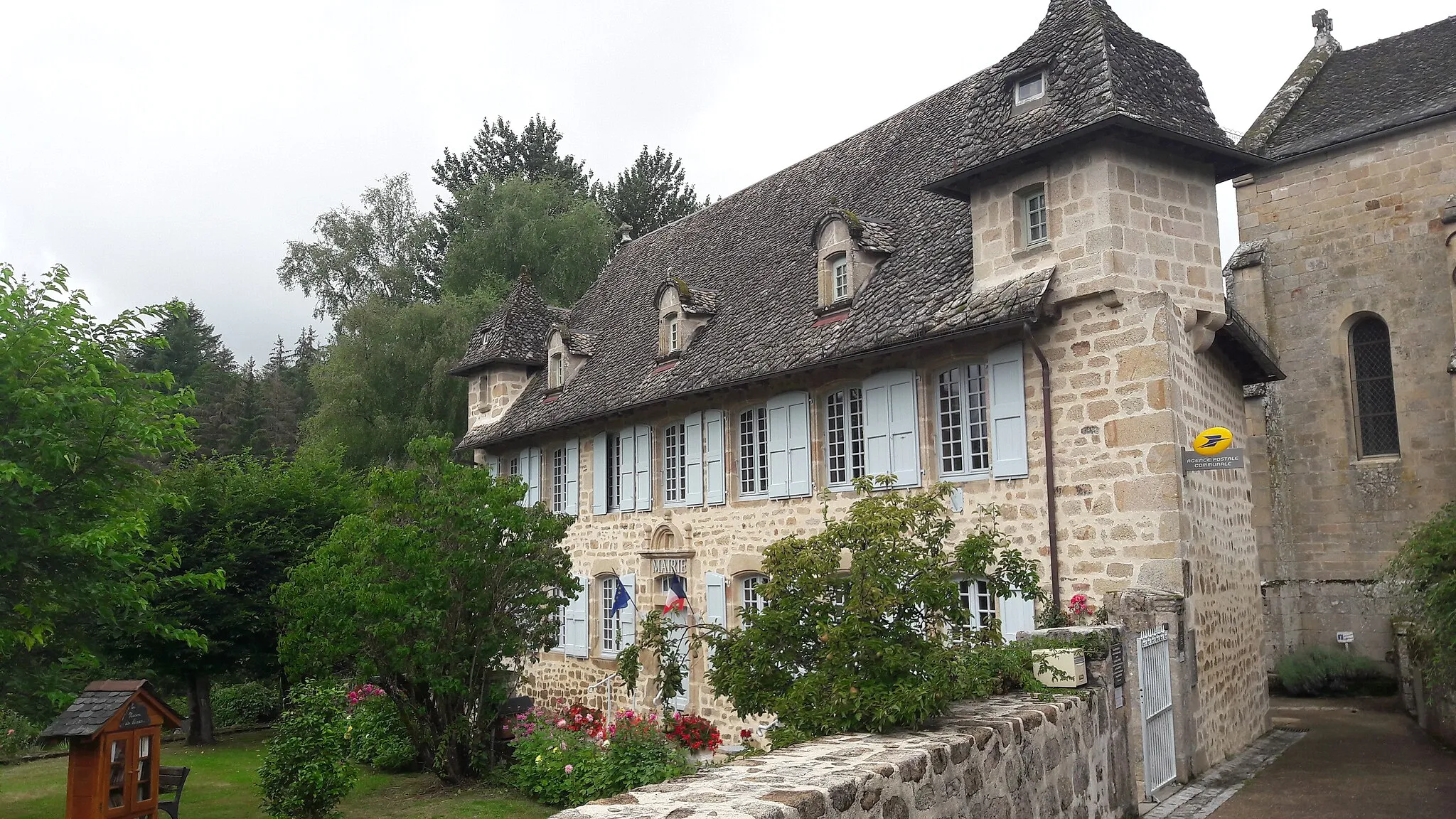 Photo showing: Mairie et poste de Saint-Julien-aux-Bois, en Corrèze