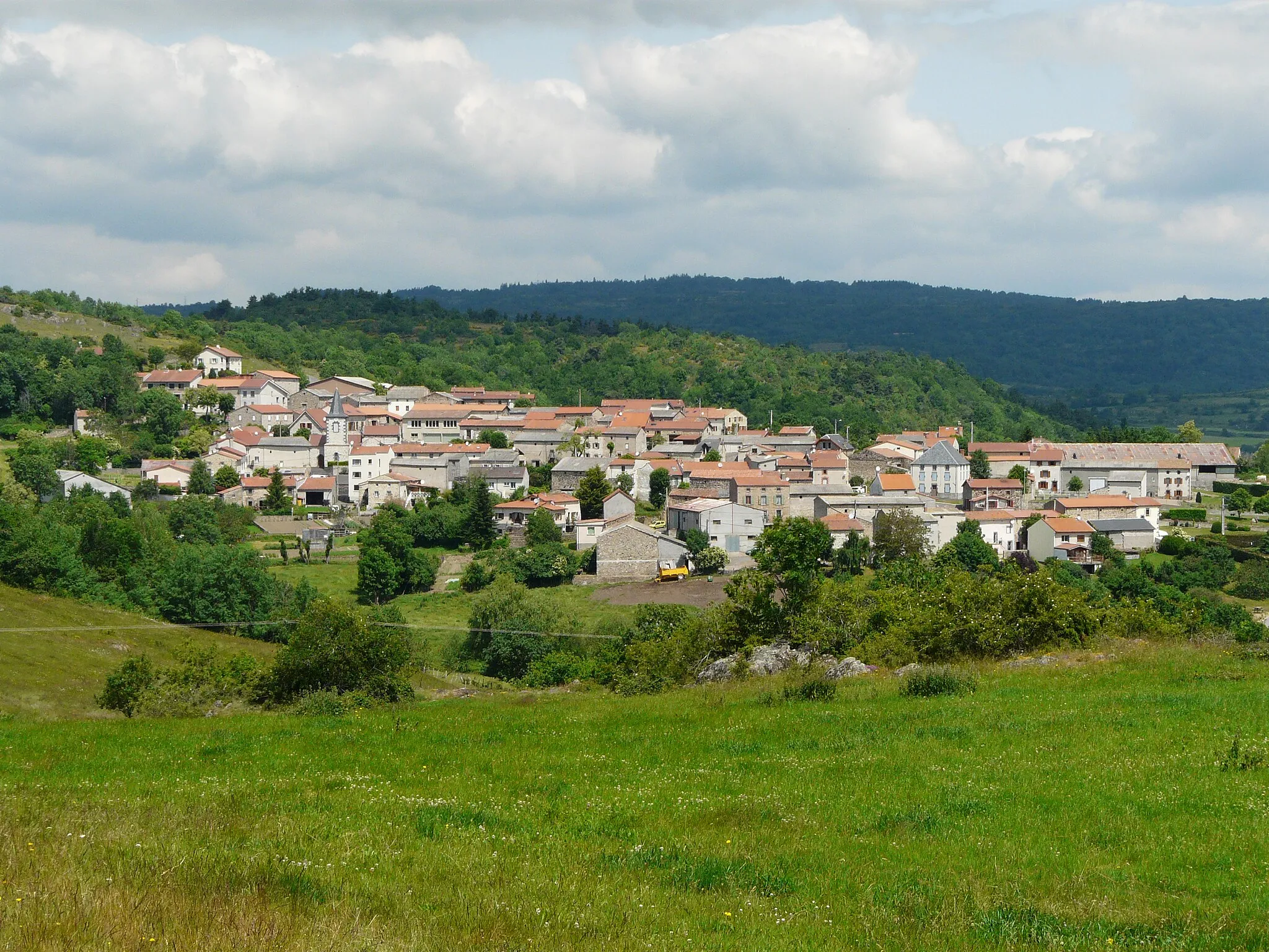 Photo showing: Le village de Cournols, Puy-de-Dôme, France.