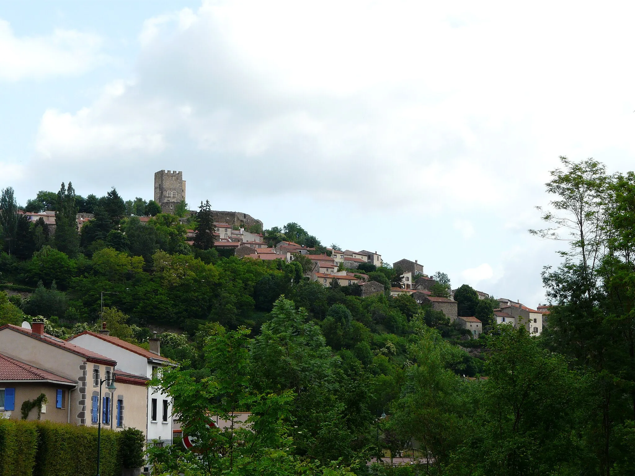 Photo showing: Le village de Montaigut-le-Blanc, Puy-de-Dôme, France.