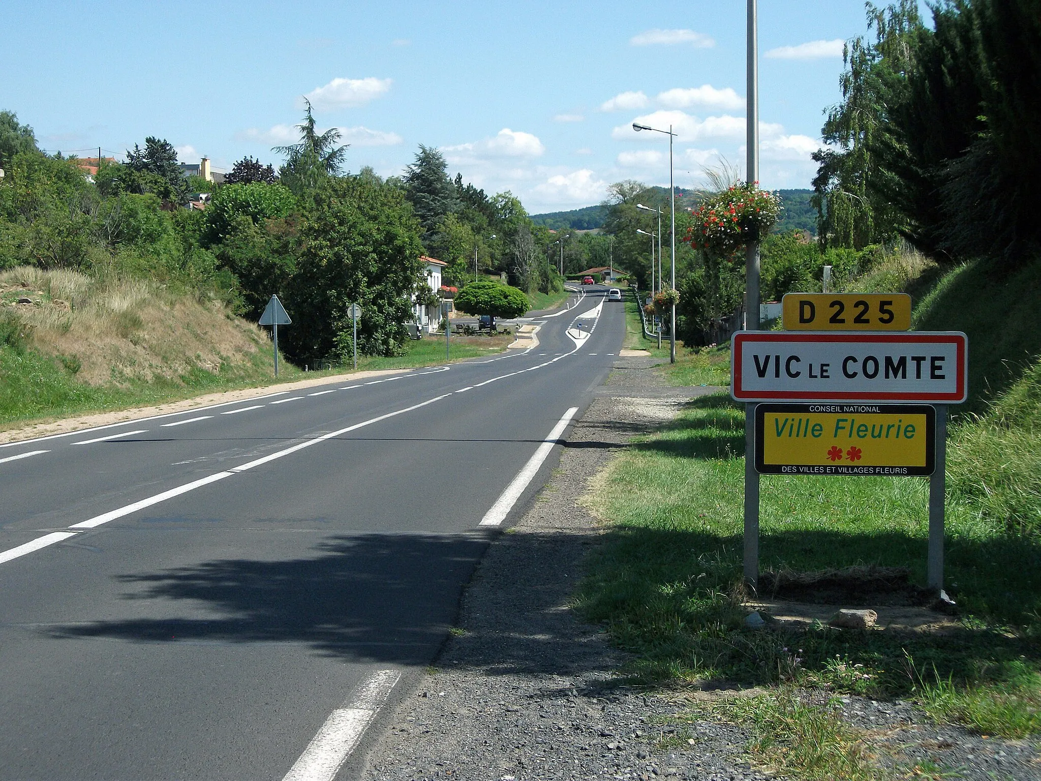 Photo showing: Entrance of Vic-le-Comte by departmental road 225 [8714]