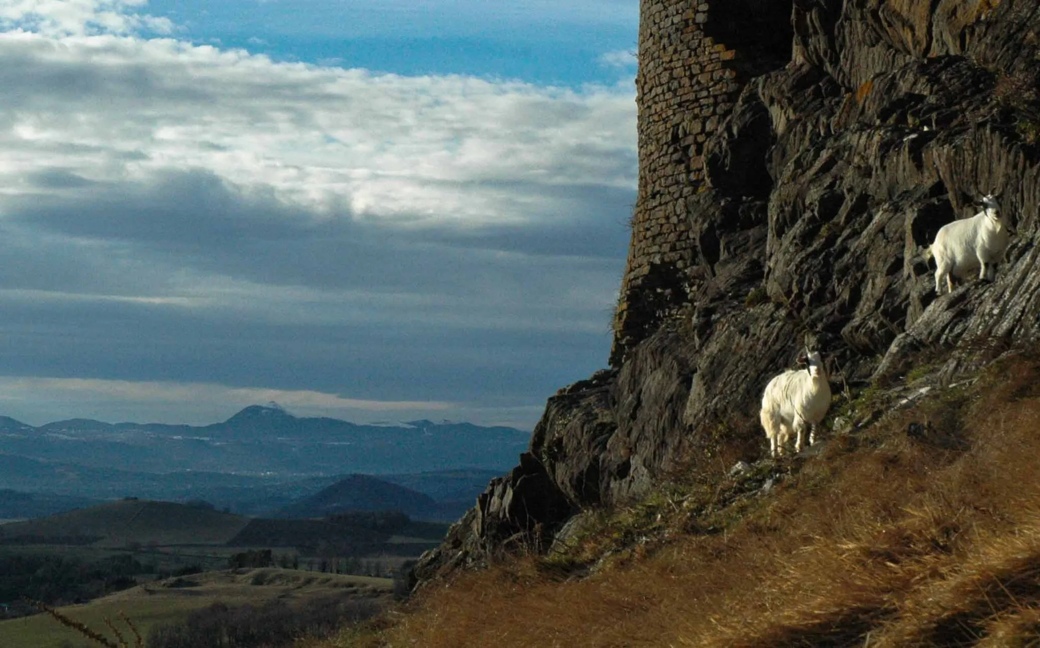 Photo showing: Vue sur le Puy de Dôme depuis le château de Mauzun