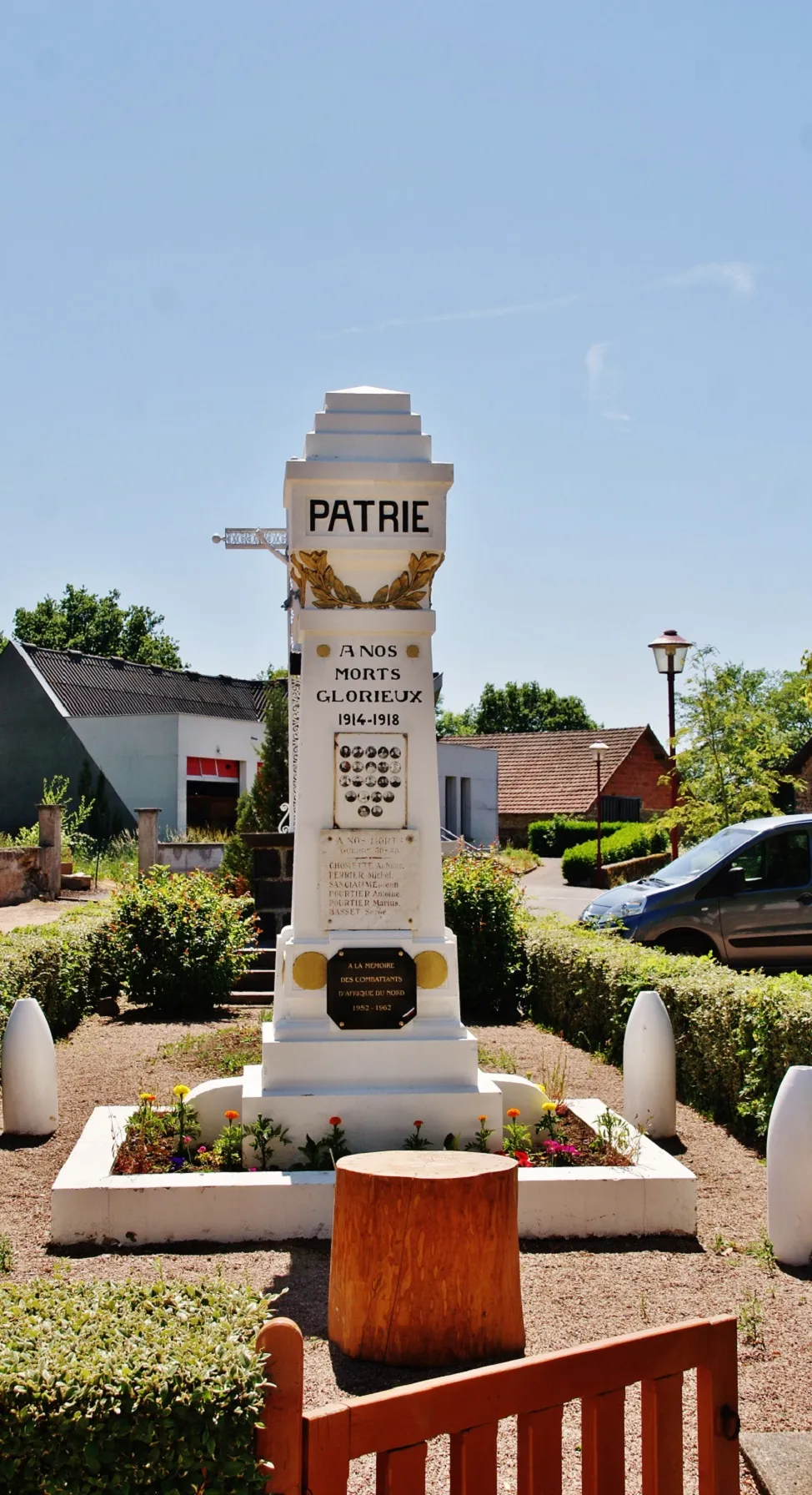 Photo showing: Le Monument-aux-Morts