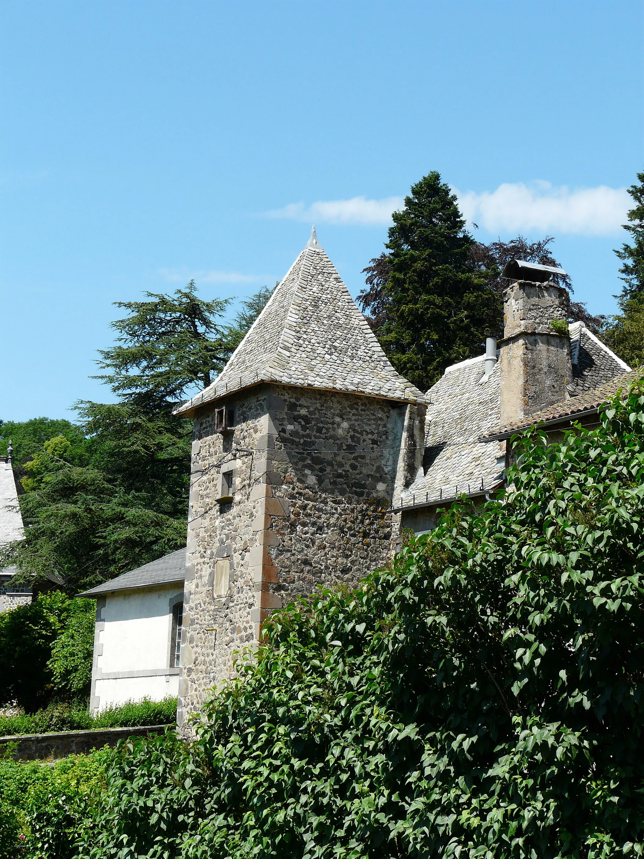 Photo showing: Le pigeonnier du château de Fabrègues, Aurillac, Cantal, France.