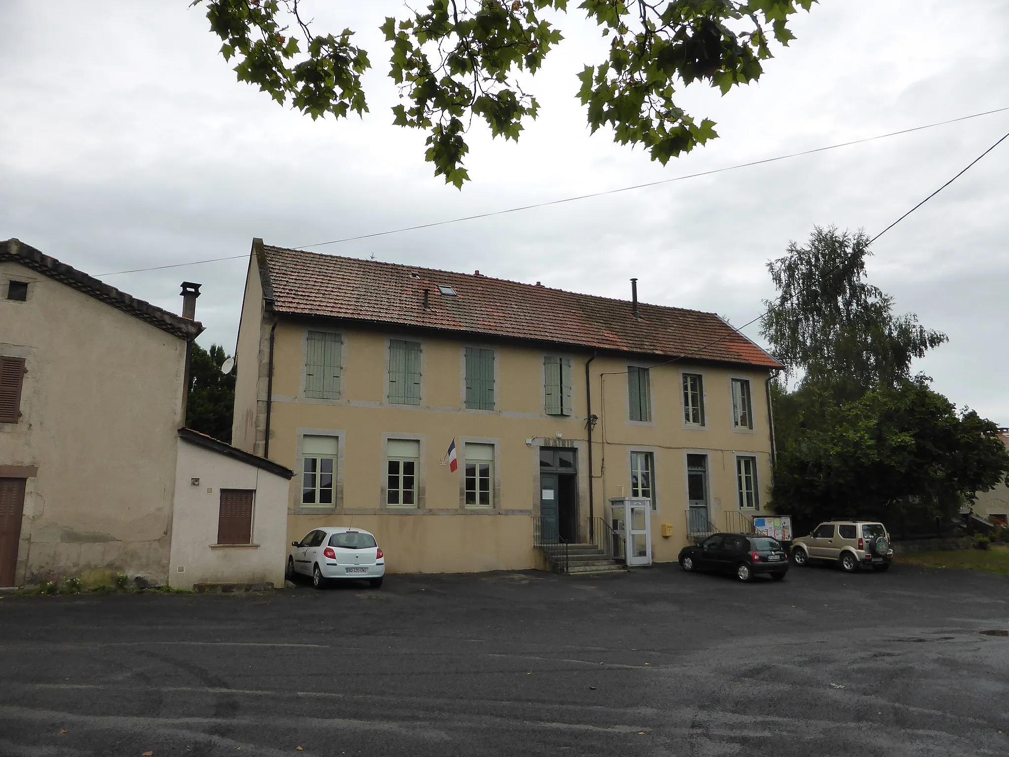 Photo showing: Mairie de Fayet-le-Château, dans le Puy-de-Dôme.