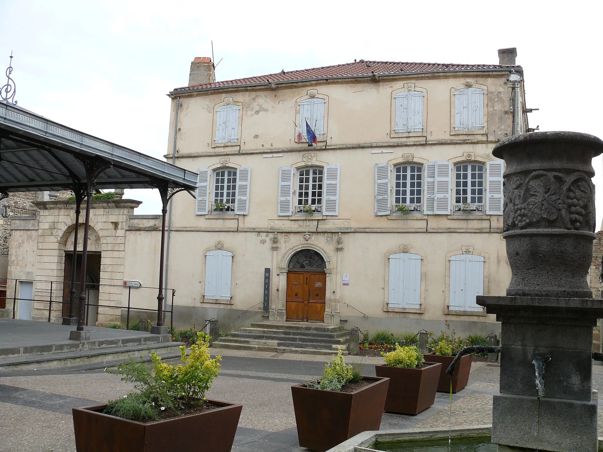 Photo showing: Chauriat, place Lafayette avec la hale et la mairie