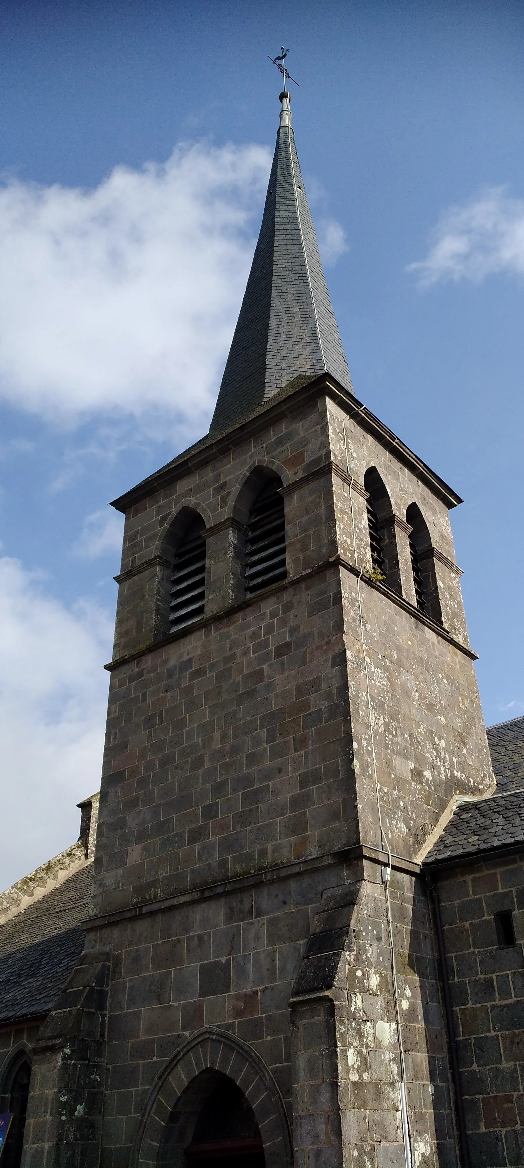 Photo showing: Clocher de l'église Saint-Quintien de Picherande, dans le Puy-de-Dôme (France).