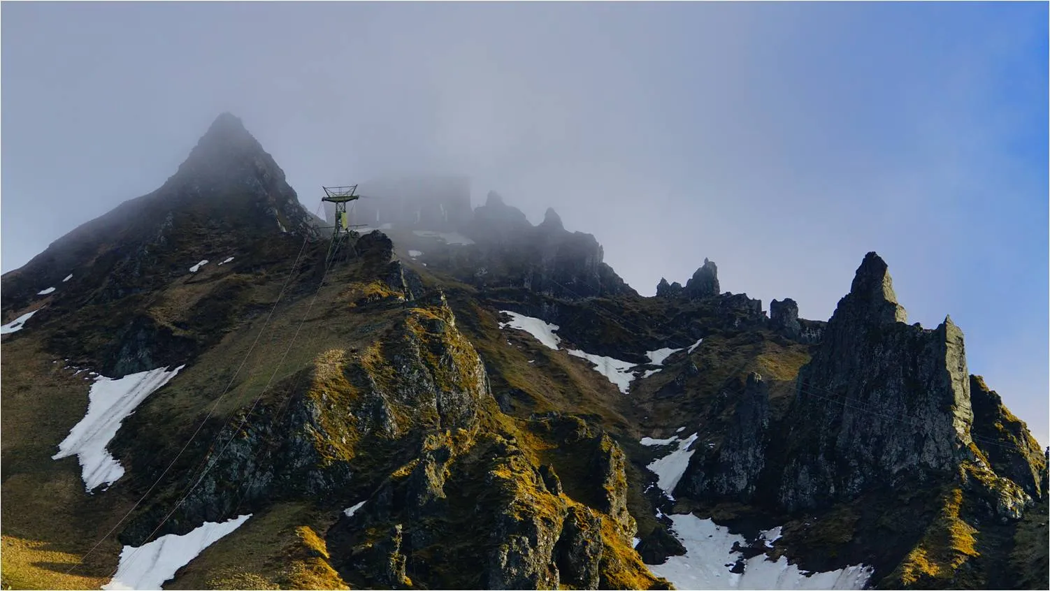 Photo showing: Zoom rapproché sur la gare téléphérique et une particularité du Massif du Sancy