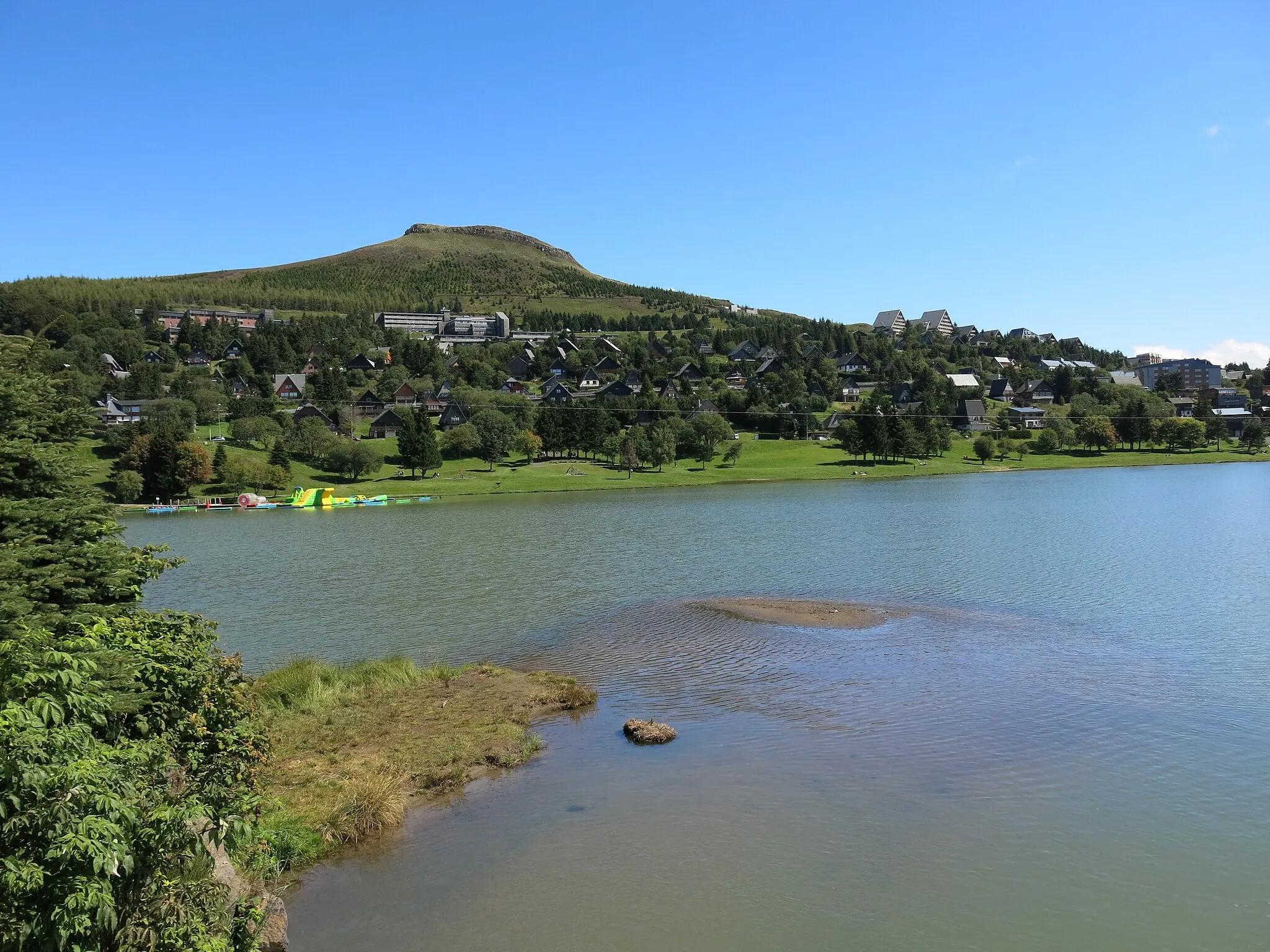 Photo showing: Lac des Hermines in Super-Besse (Puy-de-Dôme, France).