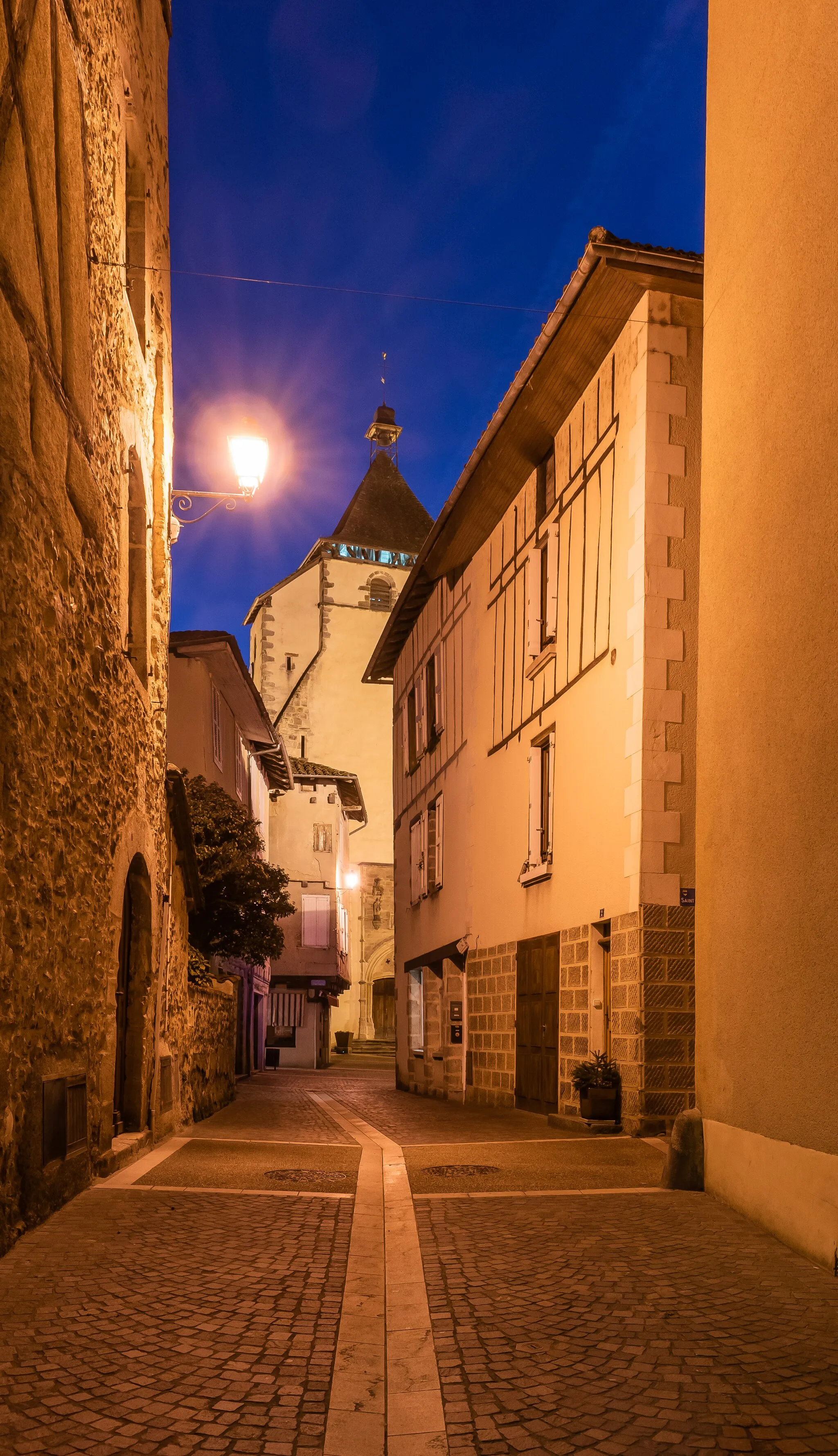 Photo showing: Rue du Temple in Maurs, Cantal, France