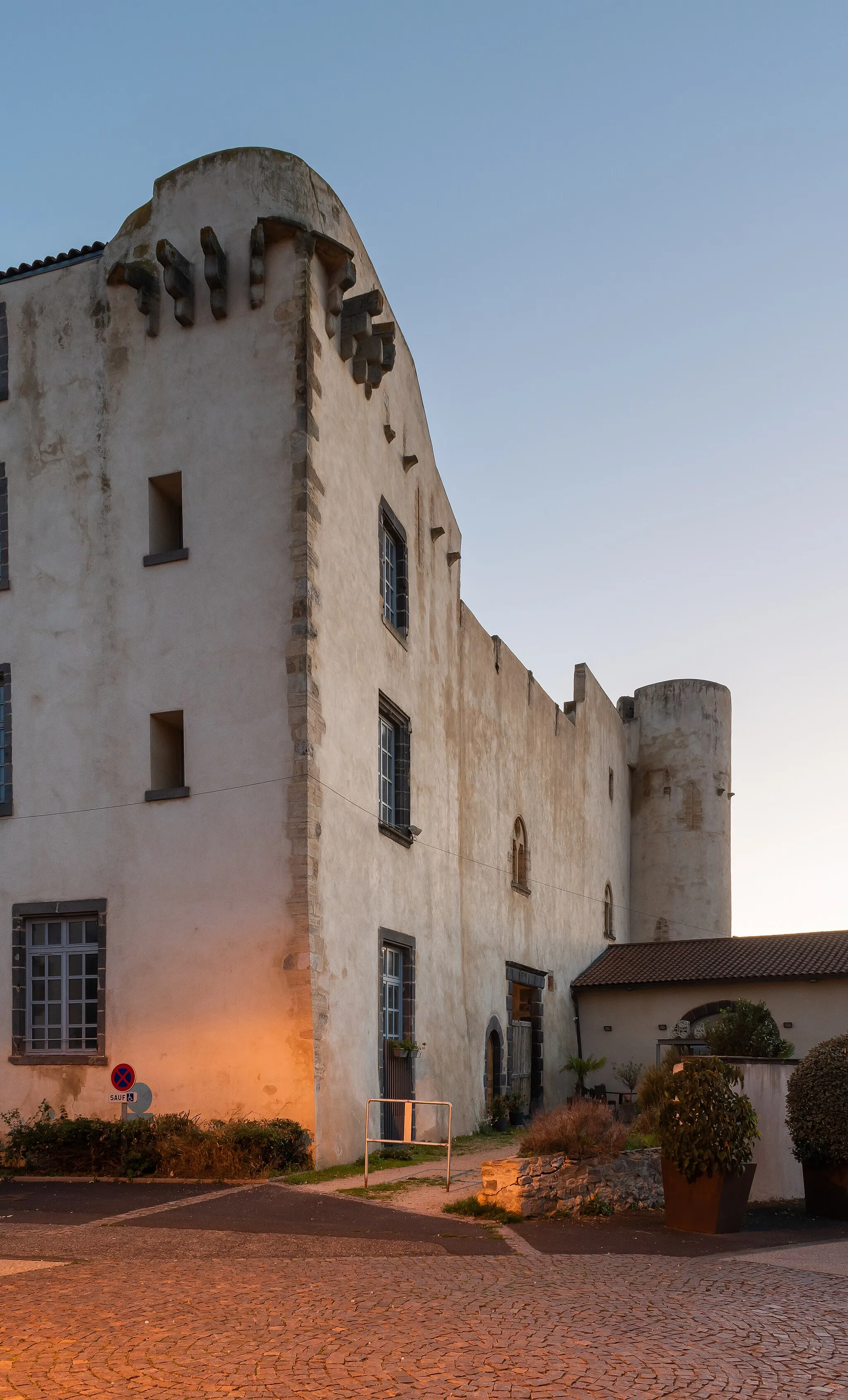 Photo showing: This building is inscrit au titre des monuments historiques de la France. It is indexed in the base Mérimée, a database of architectural heritage maintained by the French Ministry of Culture, under the reference PA00092186 .