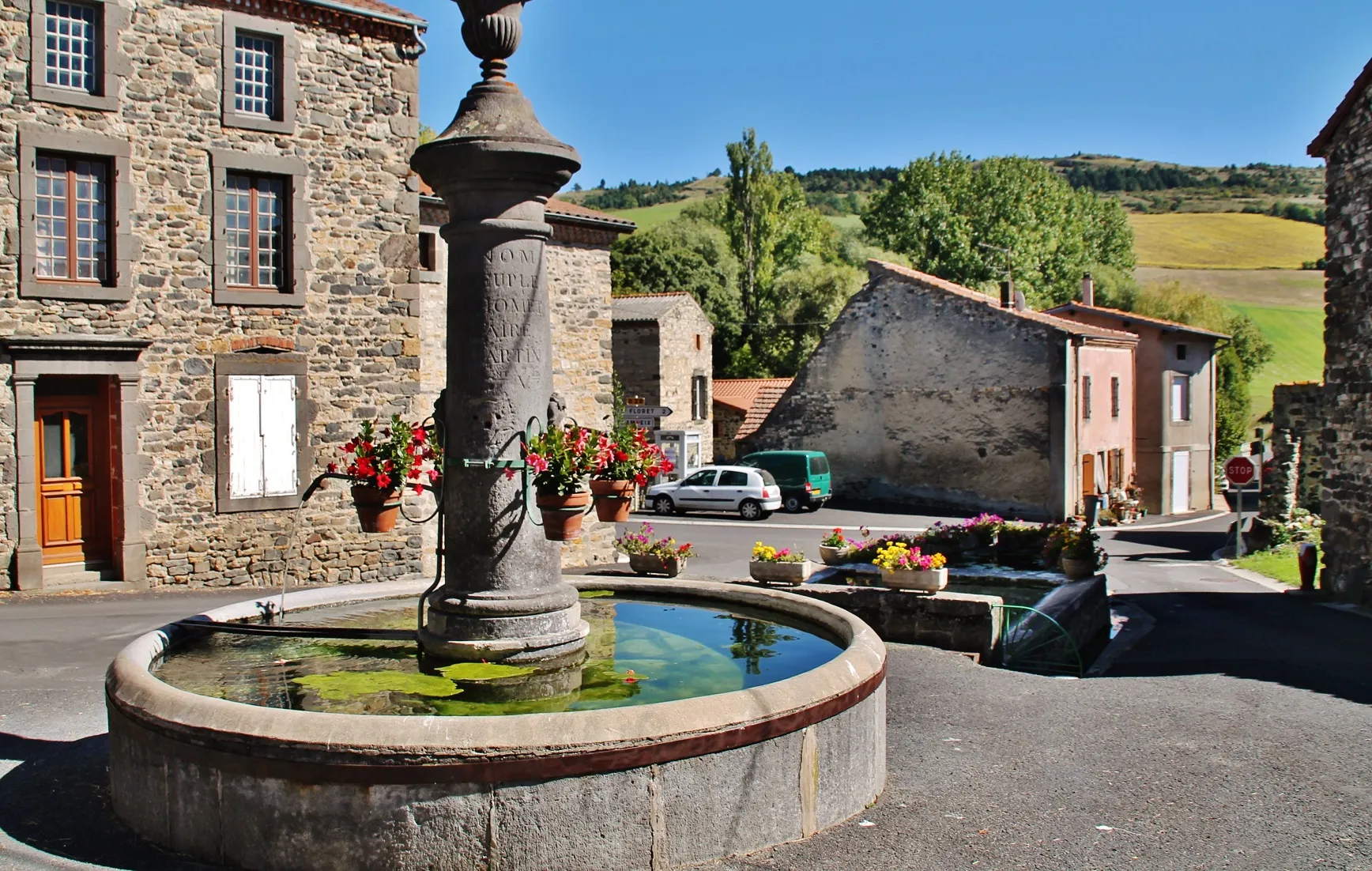 Photo showing: La Fontaine et Le Lavoir