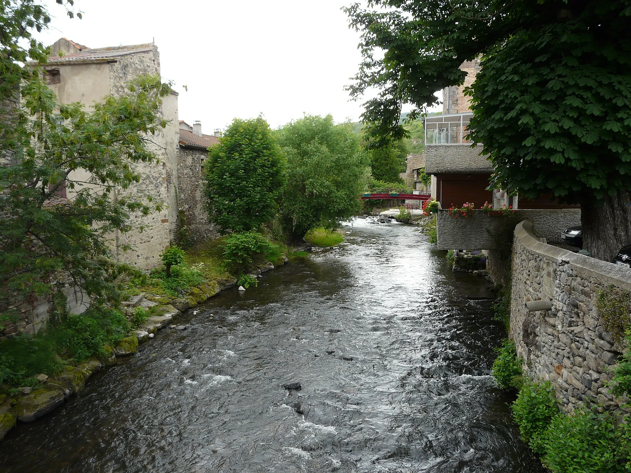 Photo showing: La Couze Pavin en amont du pont de la rue des Granges, Saint-Floret, Puy-de-Dôme, France.