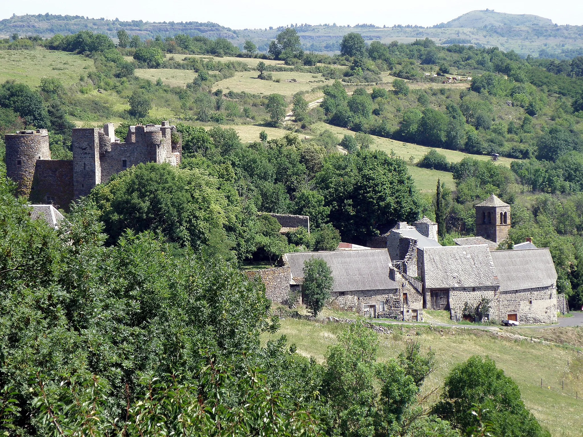 Photo showing: Saint-Diéry, comm. du Puy-de-Dôme (Auvergne, France). Château de Saint-Diéry, sis dans la hameau de Saint-Diéry-Bas, à 500m environ au nord du bourg-centre. Vue prise depuis le cimetière ; nous regardons donc vers le nord-nord-est. Le château est visible à gauche ; à droite : clocher de la chapelle castrale romane.