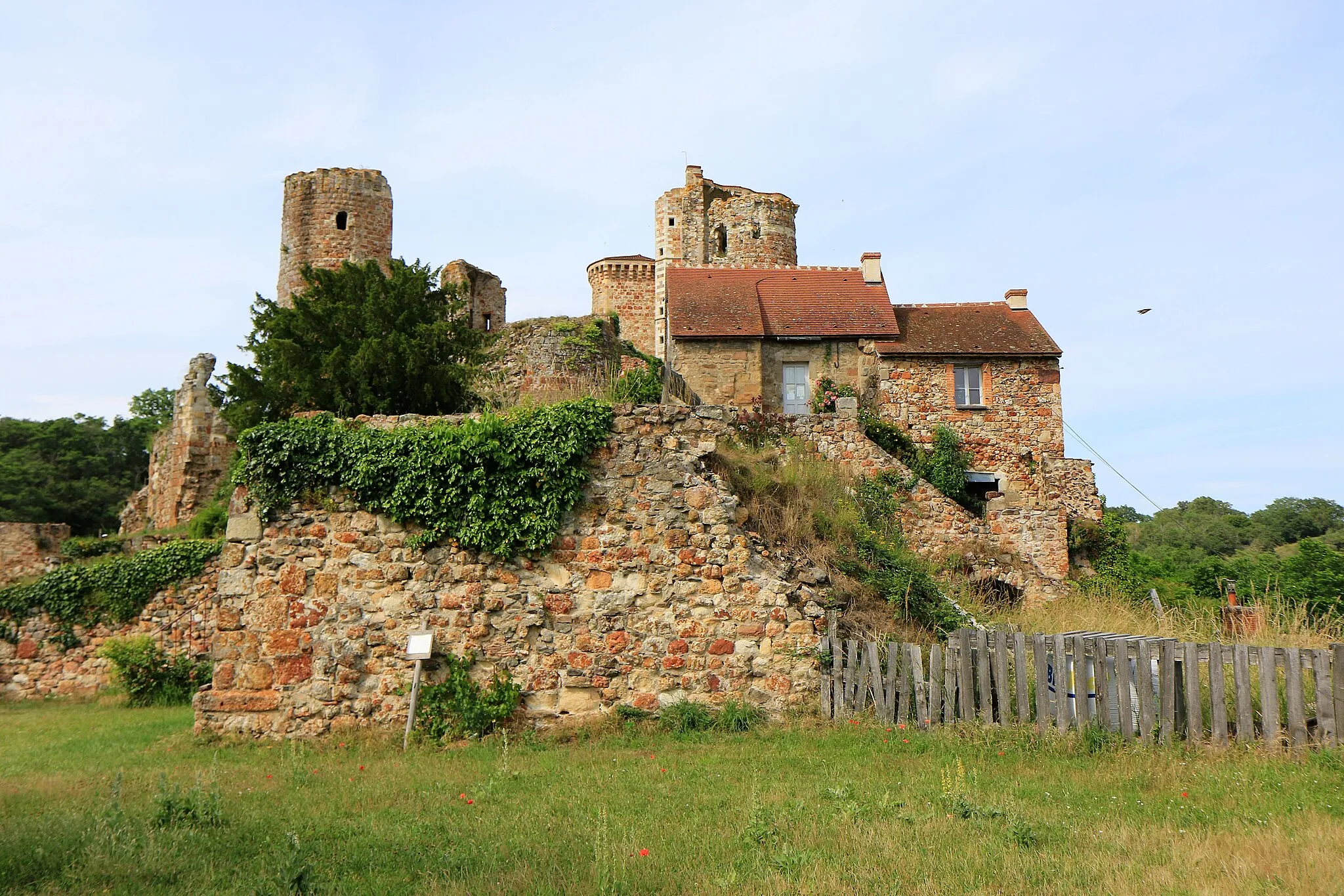 Photo showing: Château d'Hérisson, et ancienne chapelle en premier plan (premier plan - toit en tuiles claires), Allier - Dpt 03 - France